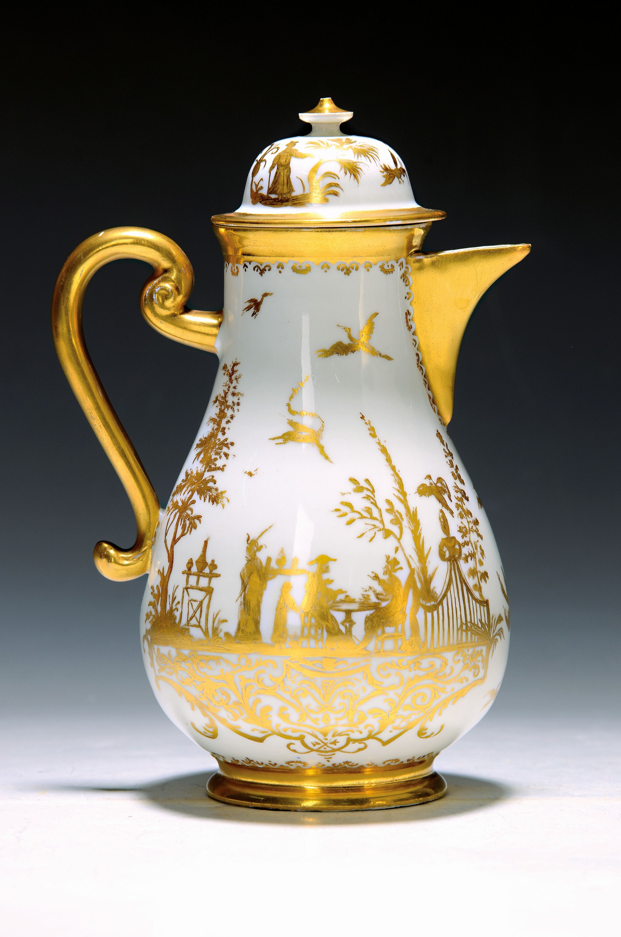Detail a: Frühe Kaffeekanne mit sog. Goldchinesen, Meissen, um 1725, Werkstatt Bartholomäus Seuter, feine und reiche Goldmalerei, Würdenträger mit ...