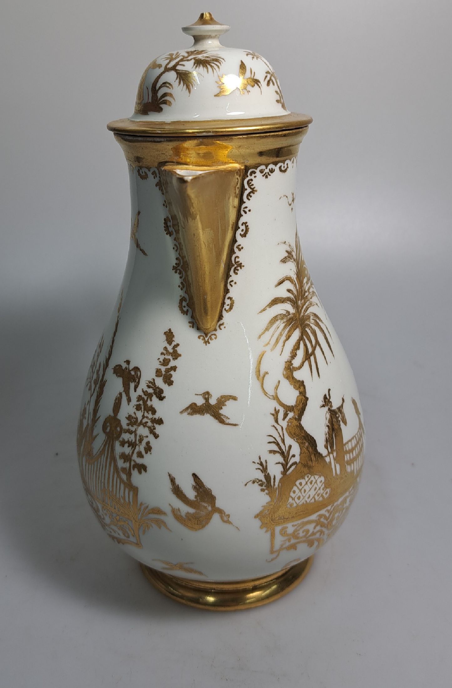 Detail b: Frühe Kaffeekanne mit sog. Goldchinesen, Meissen, um 1725, Werkstatt Bartholomäus Seuter, feine und reiche Goldmalerei, Würdenträger mit ...