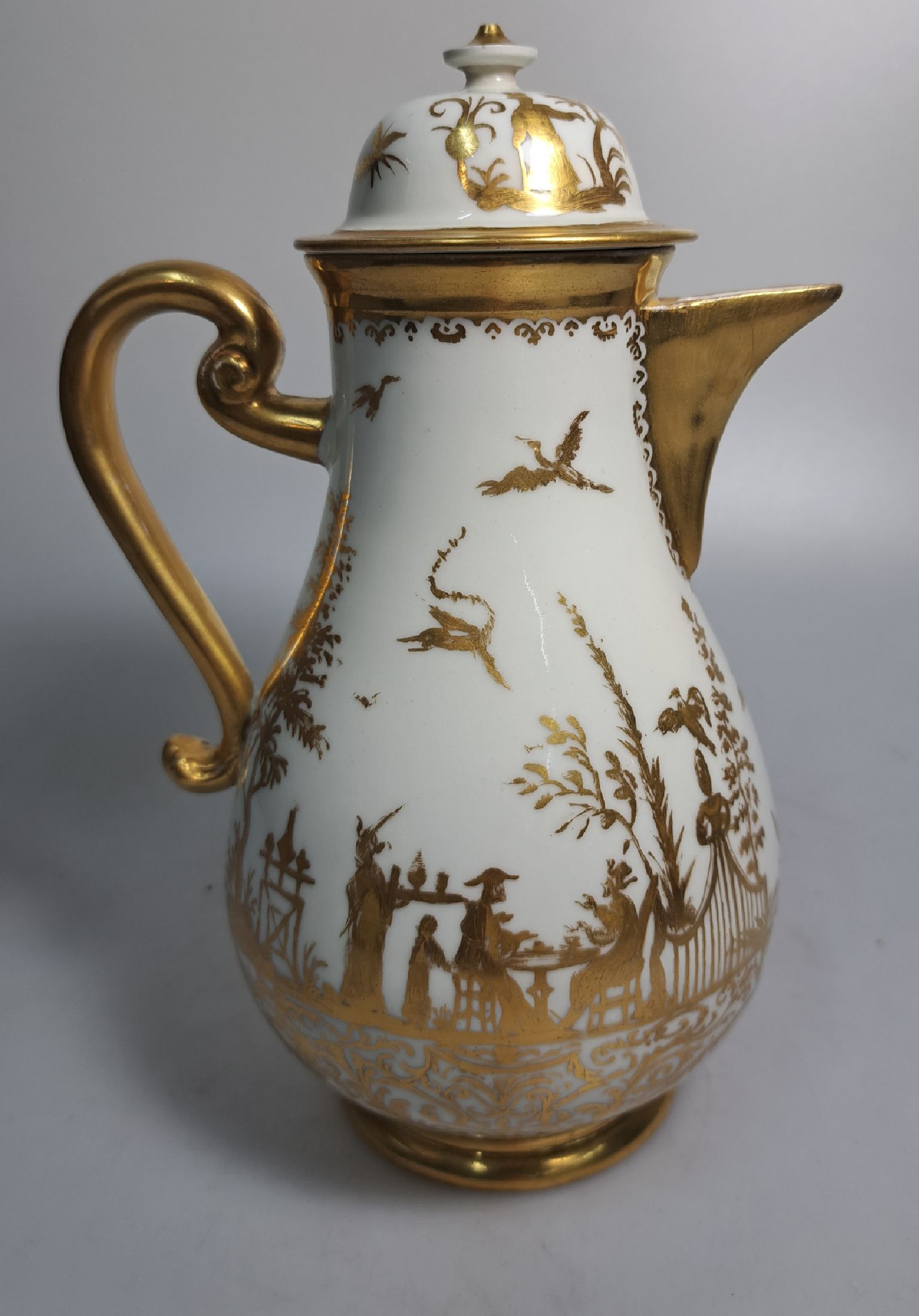 Detail c: Frühe Kaffeekanne mit sog. Goldchinesen, Meissen, um 1725, Werkstatt Bartholomäus Seuter, feine und reiche Goldmalerei, Würdenträger mit ...