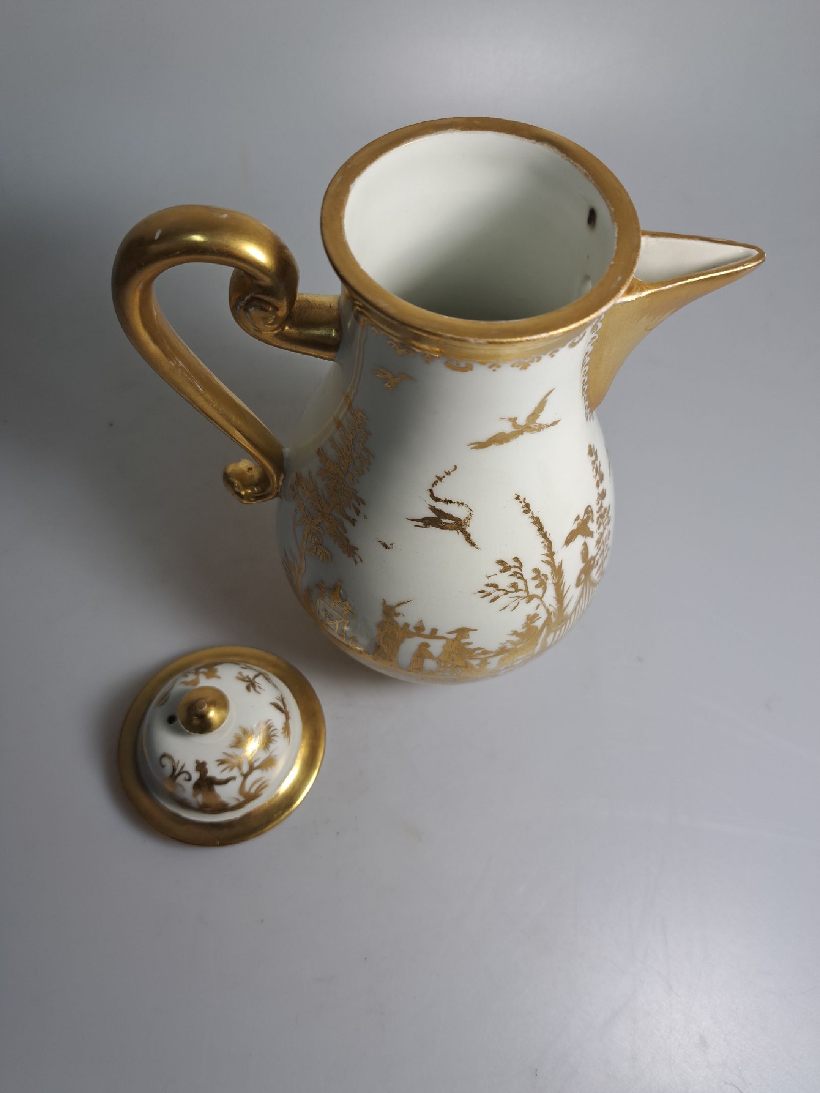 Detail d: Frühe Kaffeekanne mit sog. Goldchinesen, Meissen, um 1725, Werkstatt Bartholomäus Seuter, feine und reiche Goldmalerei, Würdenträger mit ...