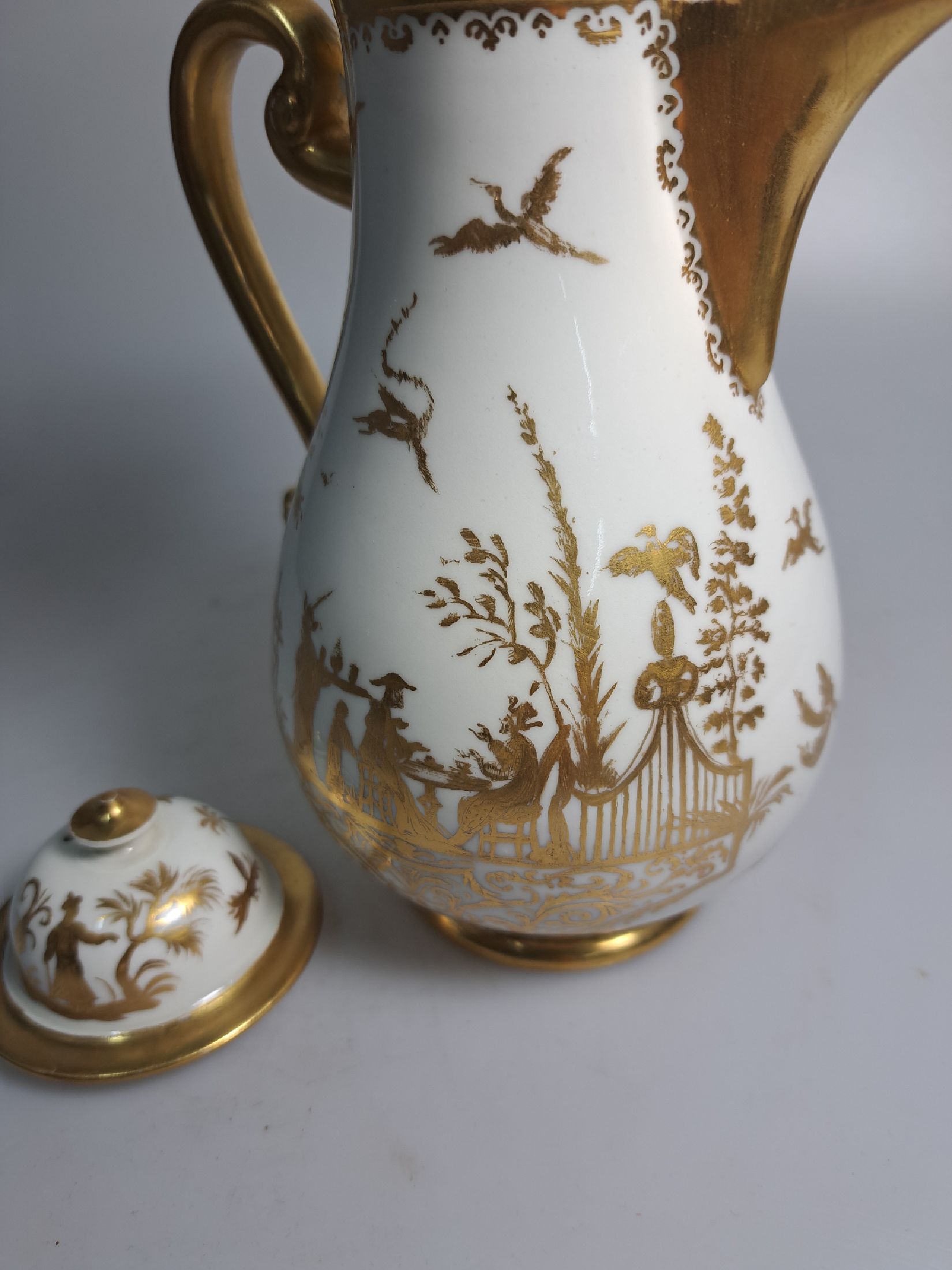 Detail e: Frühe Kaffeekanne mit sog. Goldchinesen, Meissen, um 1725, Werkstatt Bartholomäus Seuter, feine und reiche Goldmalerei, Würdenträger mit ...