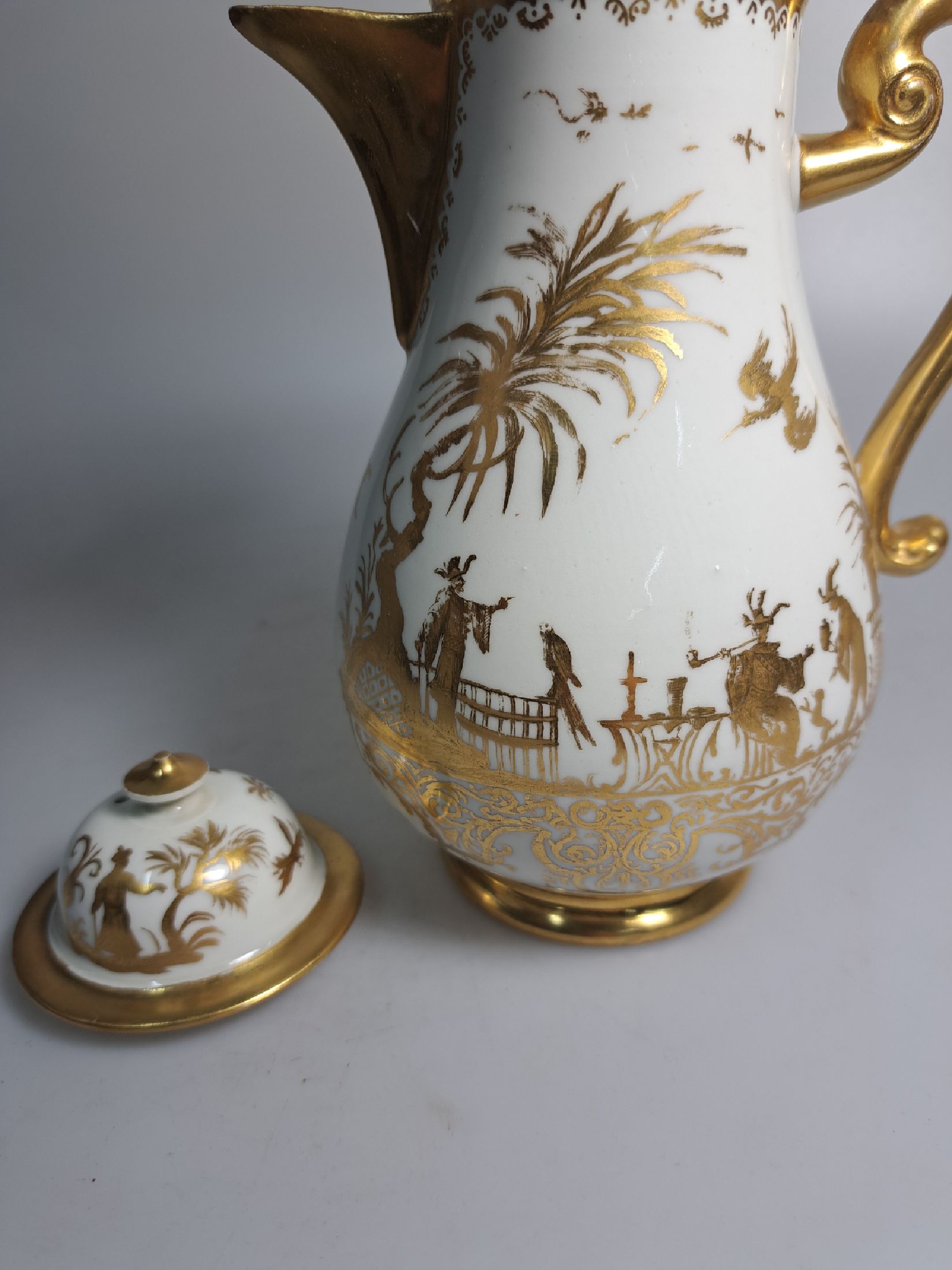 Detail f: Frühe Kaffeekanne mit sog. Goldchinesen, Meissen, um 1725, Werkstatt Bartholomäus Seuter, feine und reiche Goldmalerei, Würdenträger mit ...