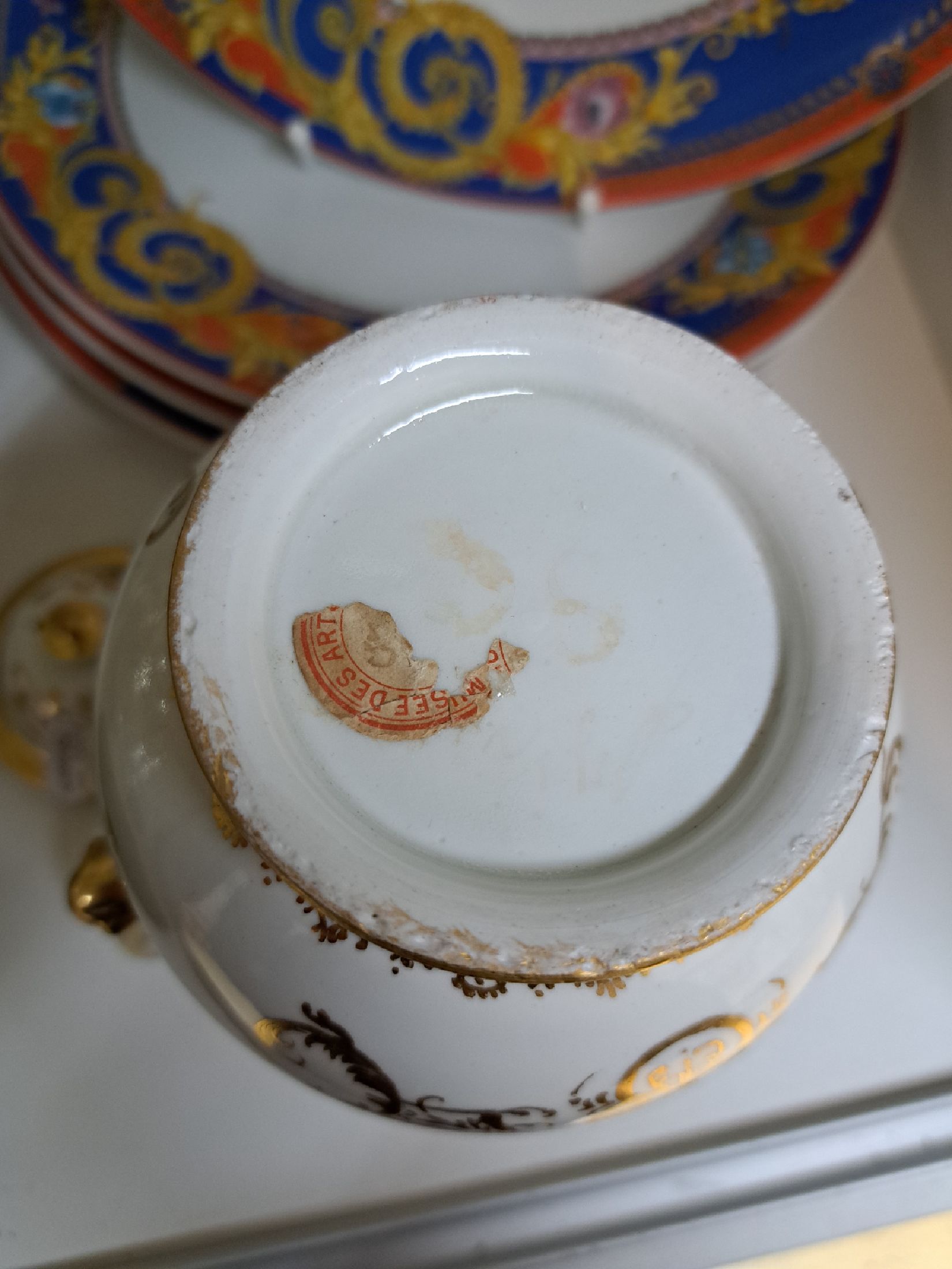 Detail g: Frühe Kaffeekanne mit sog. Goldchinesen, Meissen, um 1725, Werkstatt Bartholomäus Seuter, feine und reiche Goldmalerei, Würdenträger mit ...