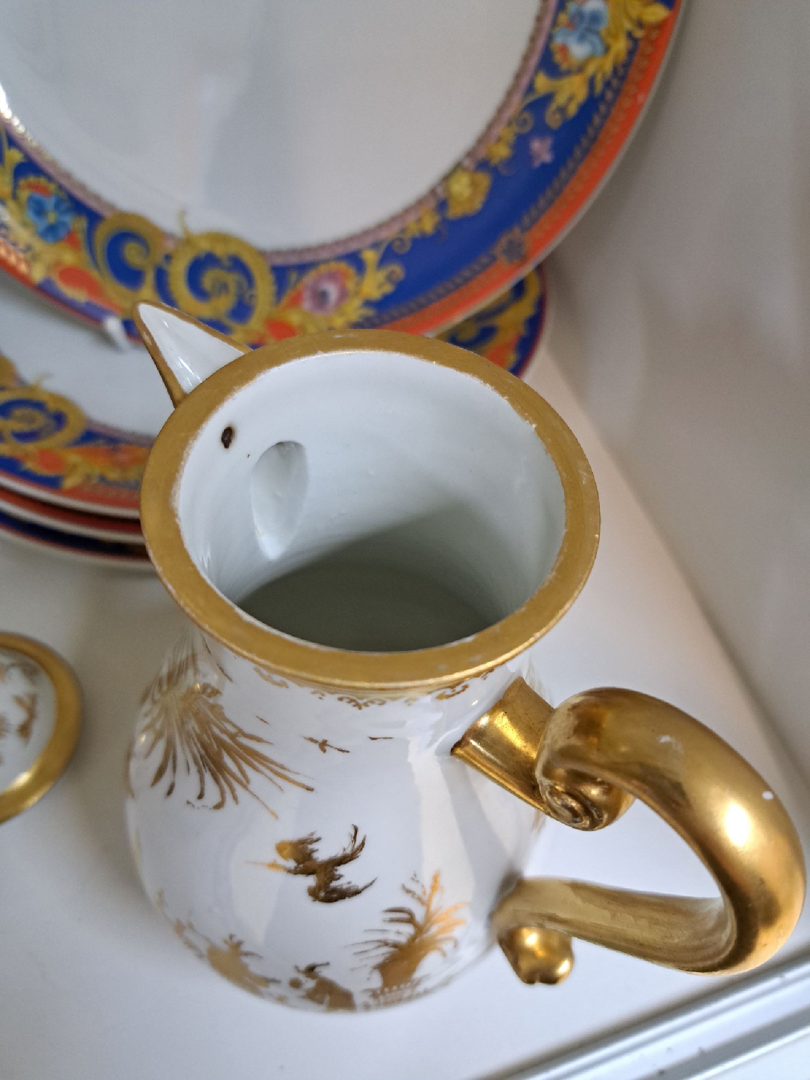 Detail h: Frühe Kaffeekanne mit sog. Goldchinesen, Meissen, um 1725, Werkstatt Bartholomäus Seuter, feine und reiche Goldmalerei, Würdenträger mit ...