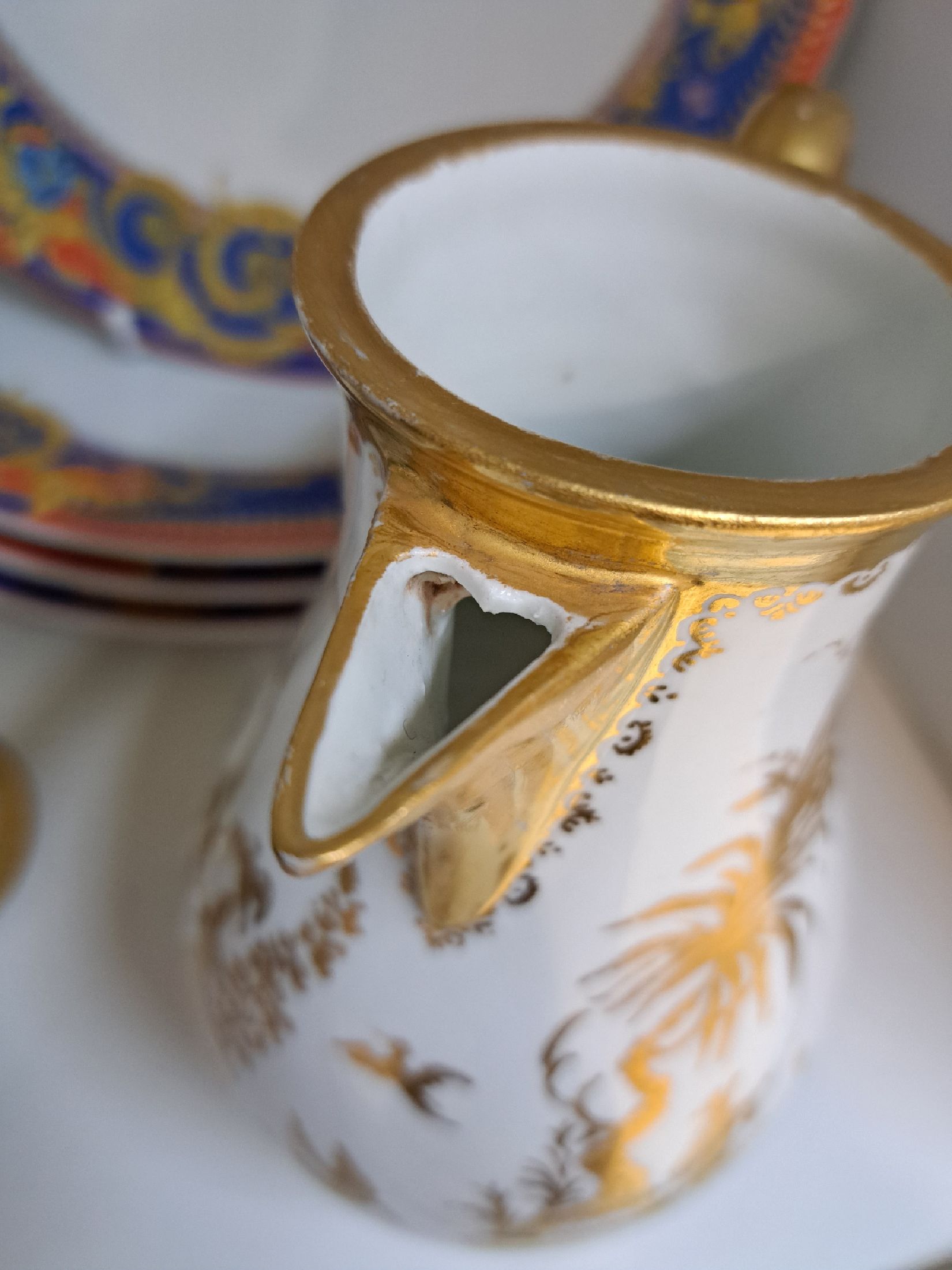 Detail i: Frühe Kaffeekanne mit sog. Goldchinesen, Meissen, um 1725, Werkstatt Bartholomäus Seuter, feine und reiche Goldmalerei, Würdenträger mit ...