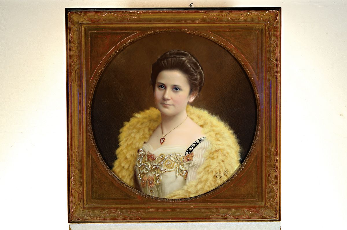 Detail k: Atelier August Emil Bieber, 1878 Hamburg-1962 Kapstadt, Pastell, Bildnis einer jungen Frau, Kleid reiche Goldstickerei, Brustbild vor Goldgrund, vor ...