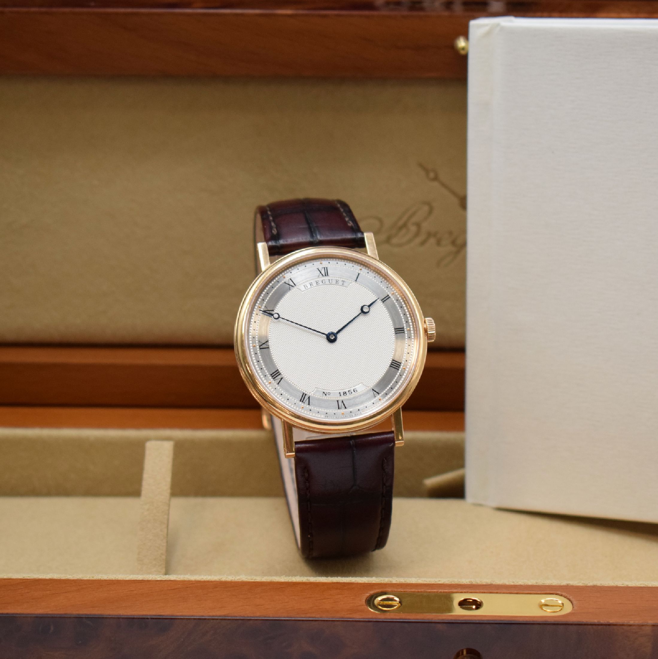 Detail i: BREGUET Classique feine Herrenarmbanduhr in RoseG 750/000 Referenz 5157BR 11 9V6, Schweiz verk. lt. beil. Garantiezertifikat 03/2023, Automatik, ...