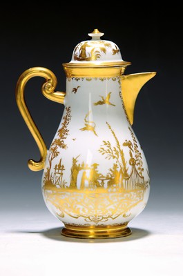 Image 26663976 - Early coffee pot with so-called gold Chinese, Meissen, around 1725, Barholomäus Seuter workshop, fine and rich gold painting, dignitaries with servants at the tea ceremony,on the back dignitaries with water pipe, dog, parrot and servants, height approx. 21 cm, professional light restoration, Gold decoration partially renewed, collectable