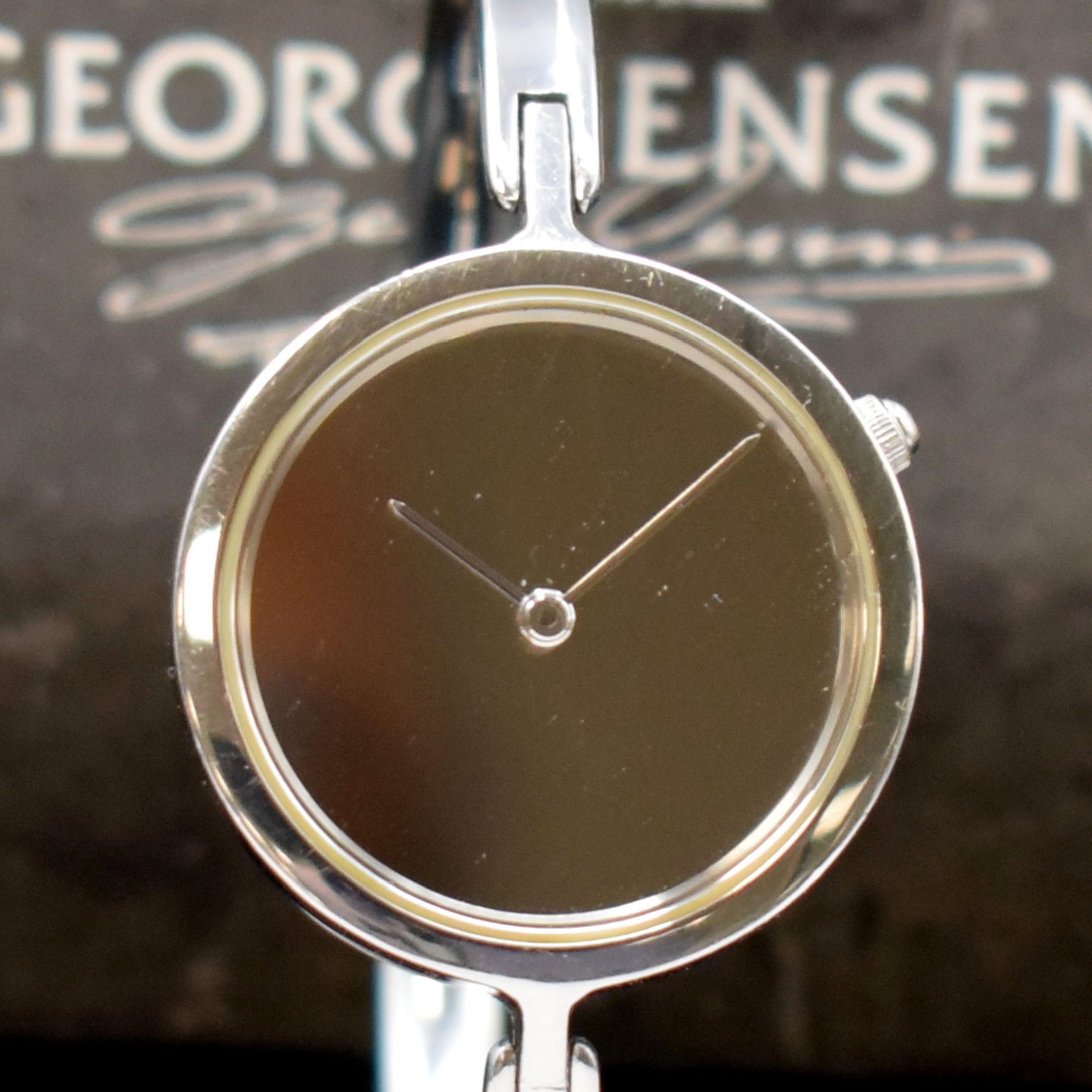 Detail a: GEORG JENSEN Designerarmbanduhr in Stahl Referenz 337, Dänemark um 2000, quarz, Monocoque-Geh. 4-fach verschr., Spiegelzifferblatt m. silb. Zeiger, ...