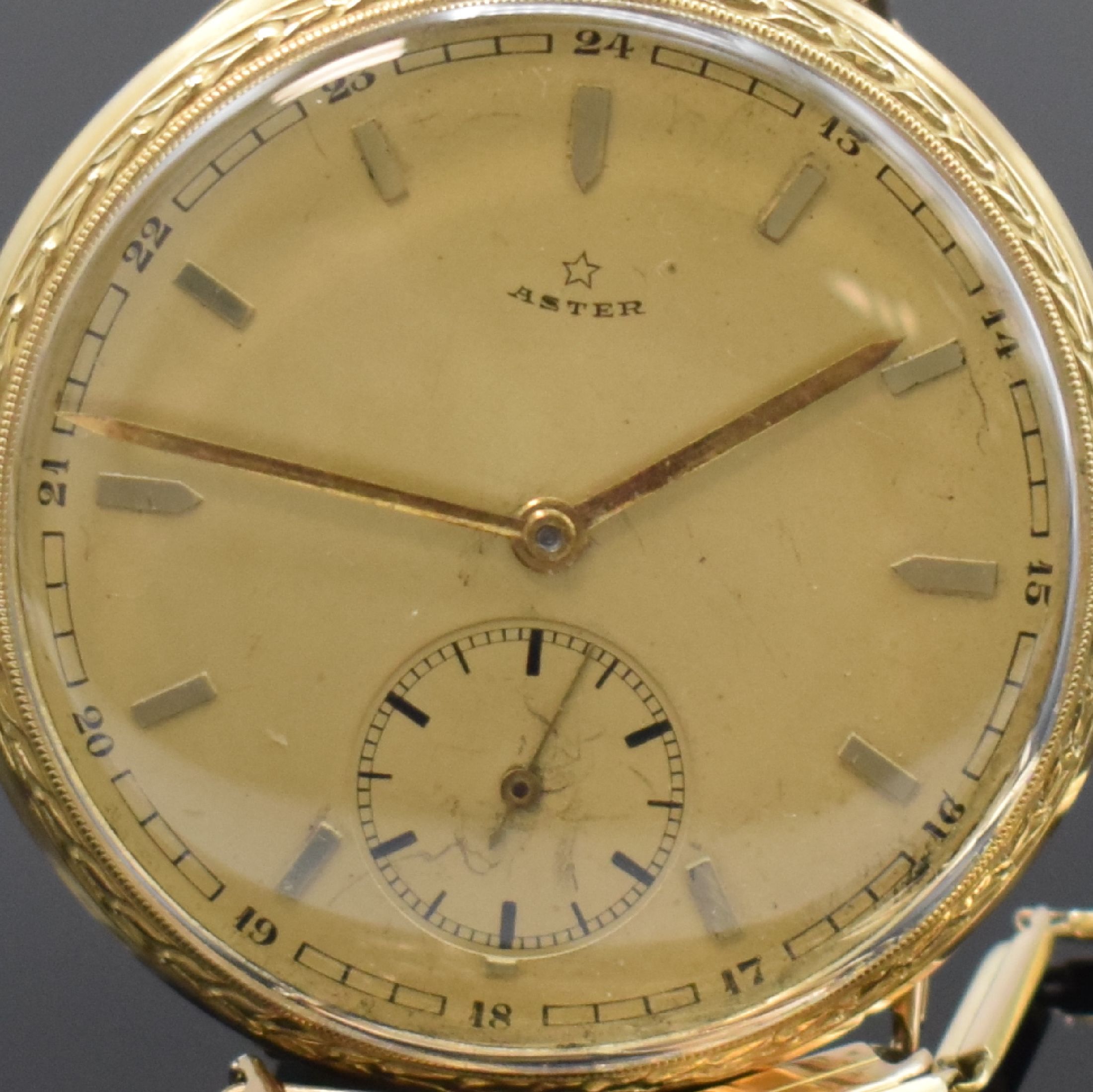 Detail a: ASTER offene Taschenuhr in GG 585/000 mit Kette in RoseG 585/000, Schweiz um 1925, grav. Gehäuse, Metallcuvette, Metallzifferbl. m. aufges. ...