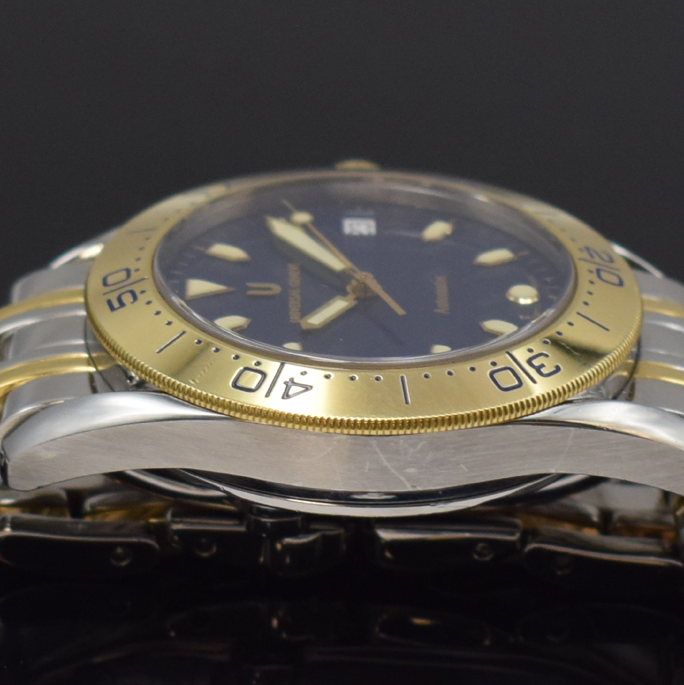 Detail d: UNIVERSAL GENEVE Herrenarmbanduhr in Stahl/ Gold Referenz 271.175, Schweiz lt. orig. Papier verk. 07/2000, Automatik, beids. vergl. Geh., Boden ...