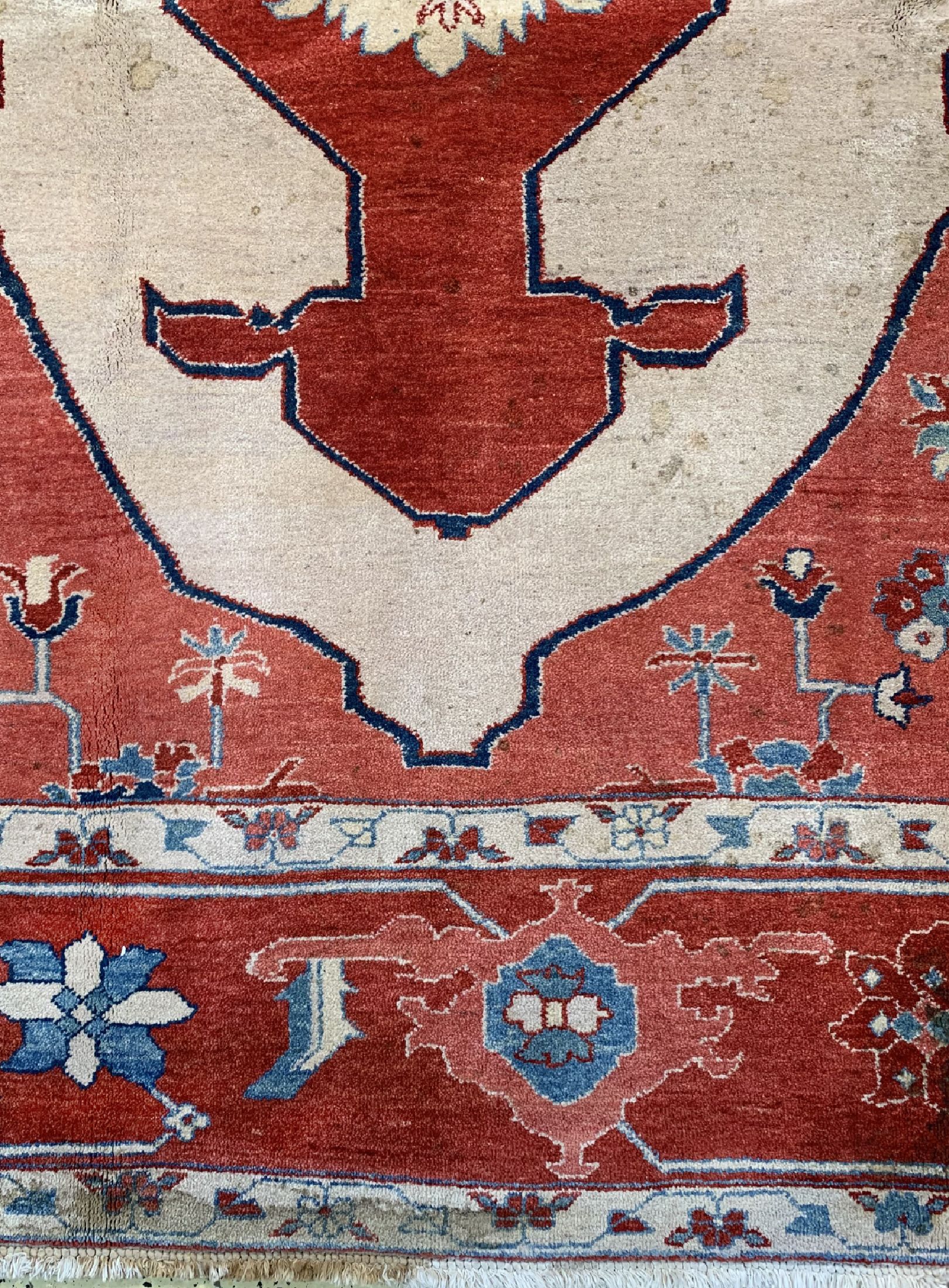 Detail b: Azeri fein, Azerbaijan, ca. 50 Jahre, Wolleauf Baumwolle, ca. 380 x 275 cm, EHZ: 2, (stark verschmutzt)