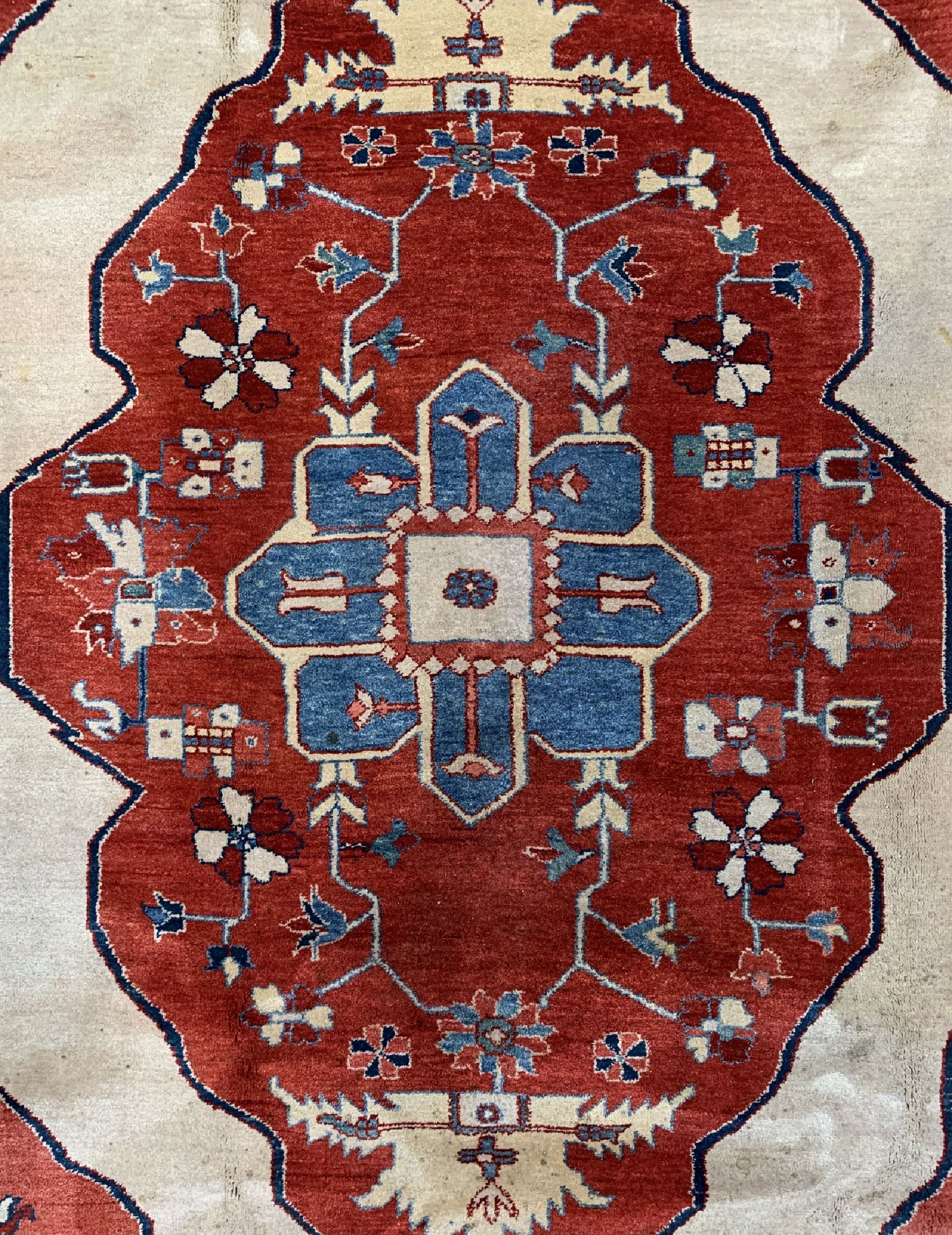 Detail c: Azeri fein, Azerbaijan, ca. 50 Jahre, Wolleauf Baumwolle, ca. 380 x 275 cm, EHZ: 2, (stark verschmutzt)