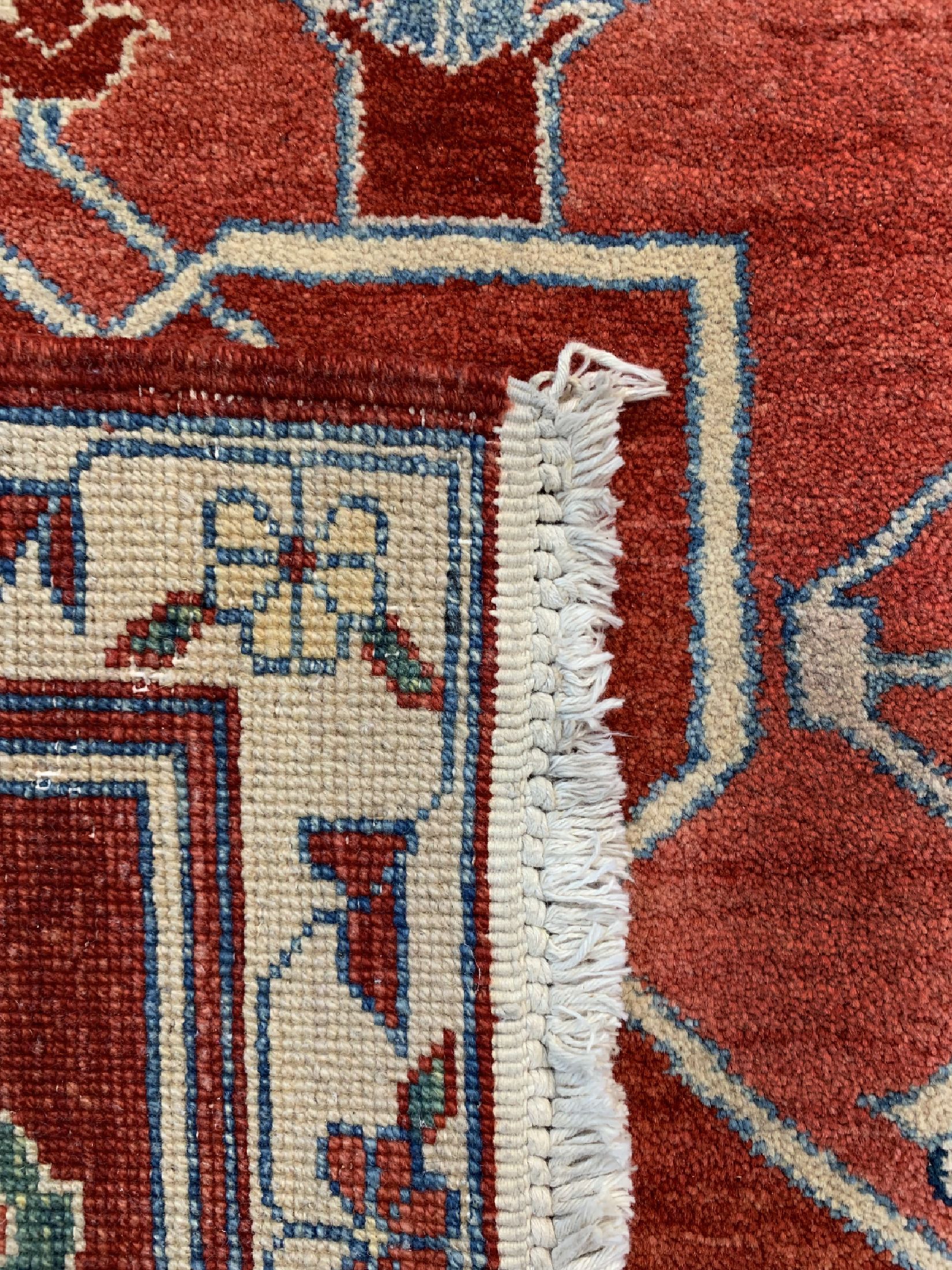 Detail d: Azeri fein, Azerbaijan, ca. 50 Jahre, Wolleauf Baumwolle, ca. 380 x 275 cm, EHZ: 2, (stark verschmutzt)