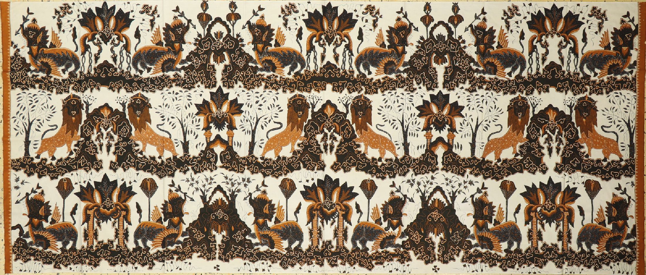 Cirebon Batik, Tulis, West-Java, ca. 50 Jahre, Baumwolle, Singa Barong und Löwen die den Steingarten bewachen. EHZ: 1-2, ca. 240 x 102 cm.