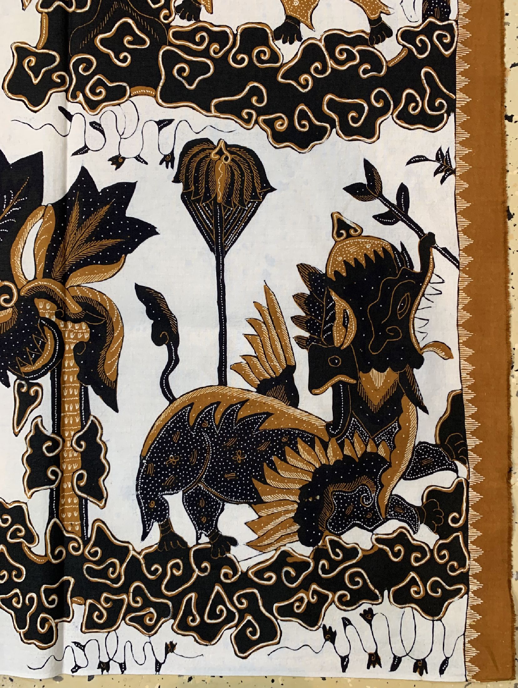 Detail a: Cirebon Batik, Tulis, West-Java, ca. 50 Jahre, Baumwolle, Singa Barong und Löwen die den Steingarten bewachen. EHZ: 1-2, ca. 240 x 102 cm.
