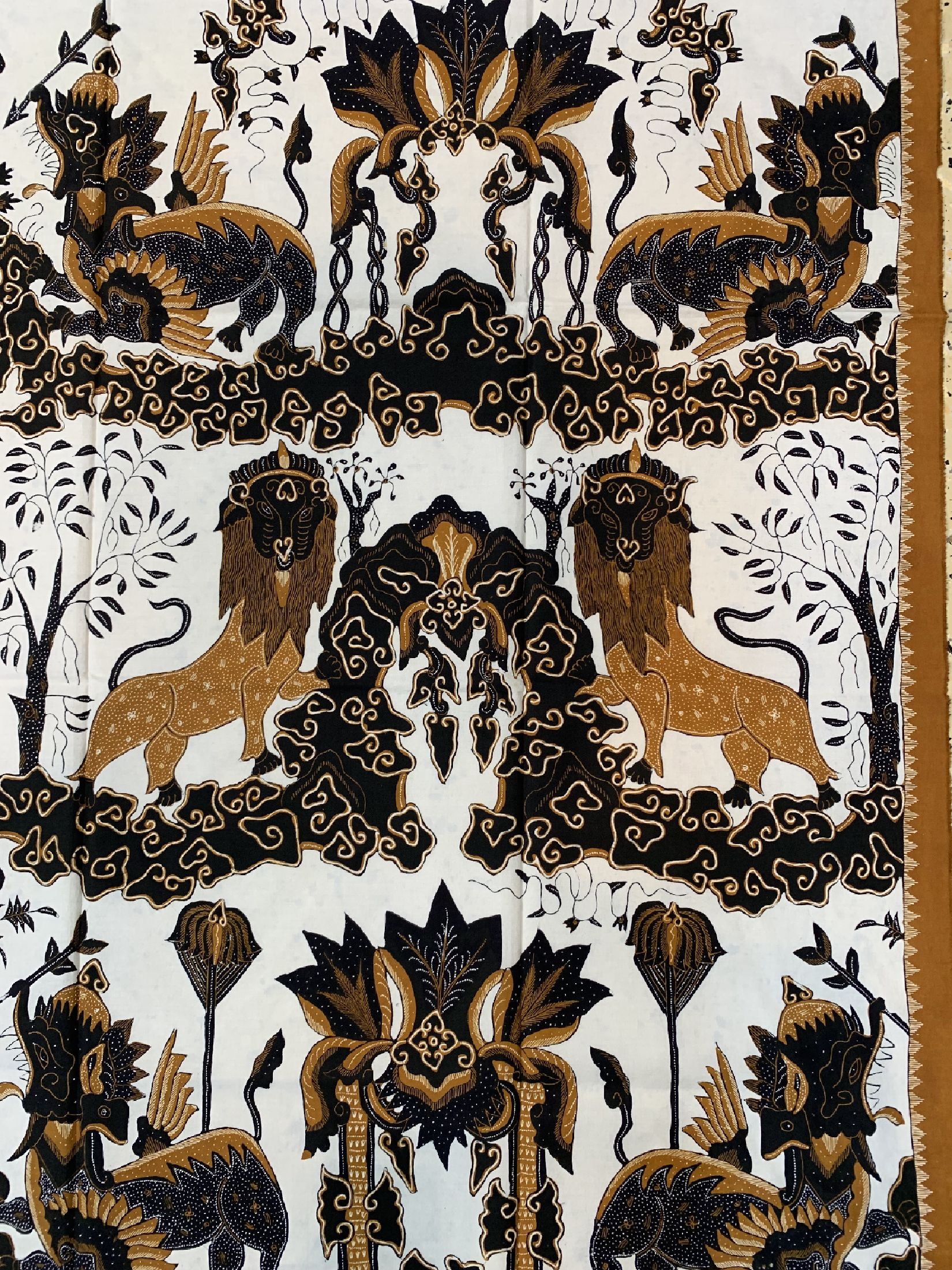 Detail b: Cirebon Batik, Tulis, West-Java, ca. 50 Jahre, Baumwolle, Singa Barong und Löwen die den Steingarten bewachen. EHZ: 1-2, ca. 240 x 102 cm.