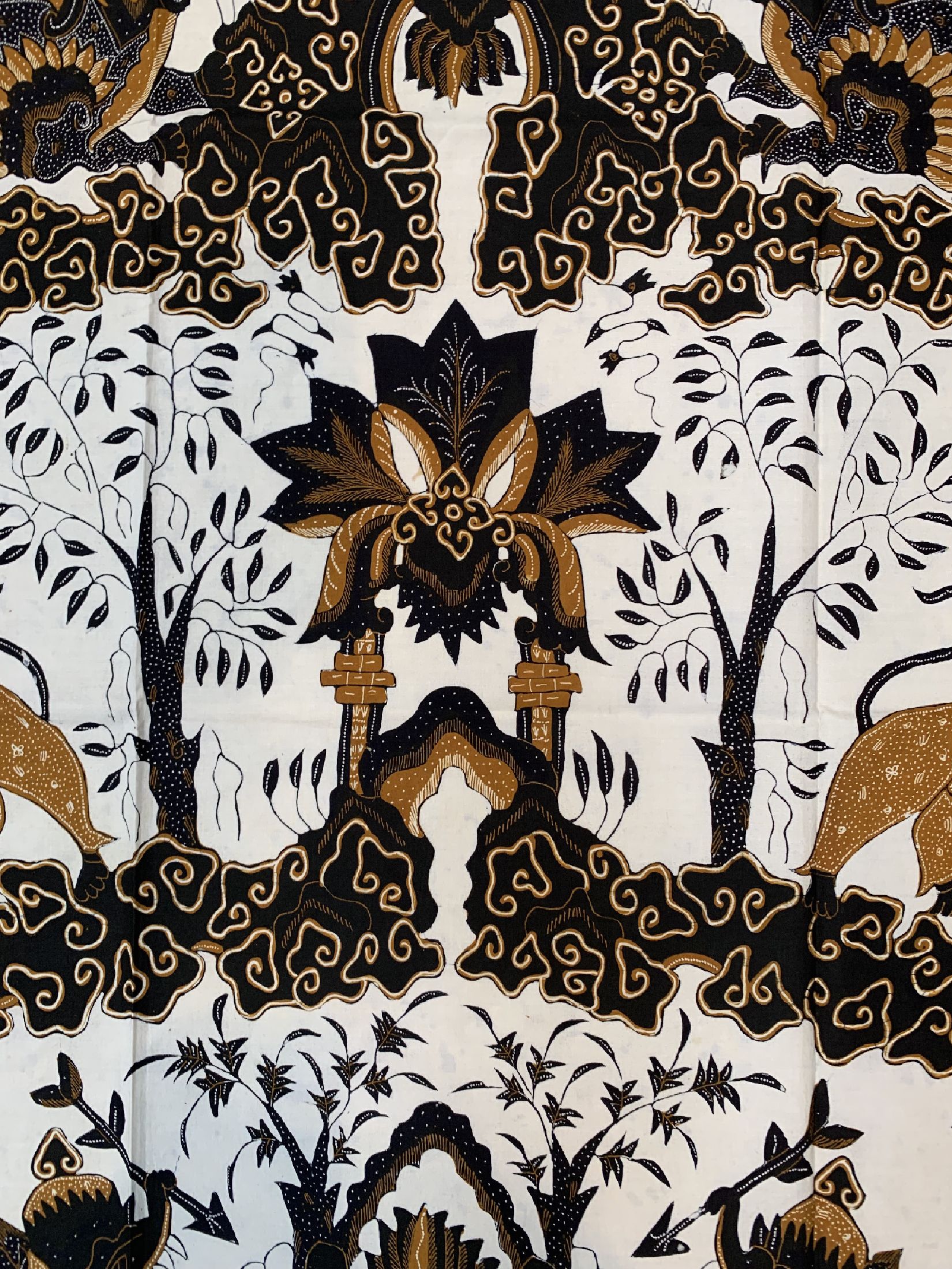 Detail c: Cirebon Batik, Tulis, West-Java, ca. 50 Jahre, Baumwolle, Singa Barong und Löwen die den Steingarten bewachen. EHZ: 1-2, ca. 240 x 102 cm.