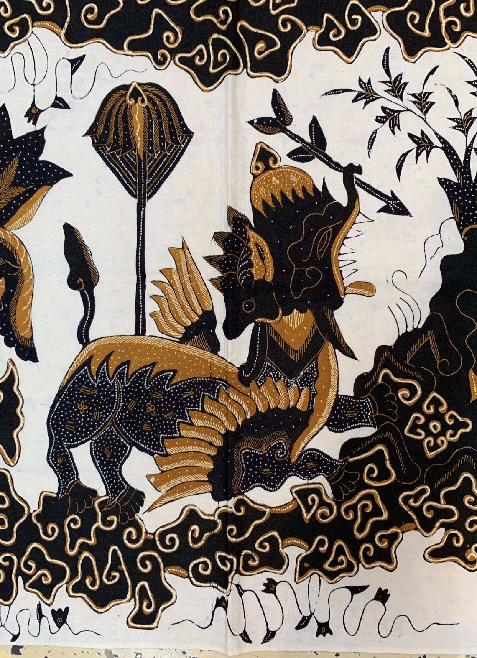 Detail d: Cirebon Batik, Tulis, West-Java, ca. 50 Jahre, Baumwolle, Singa Barong und Löwen die den Steingarten bewachen. EHZ: 1-2, ca. 240 x 102 cm.