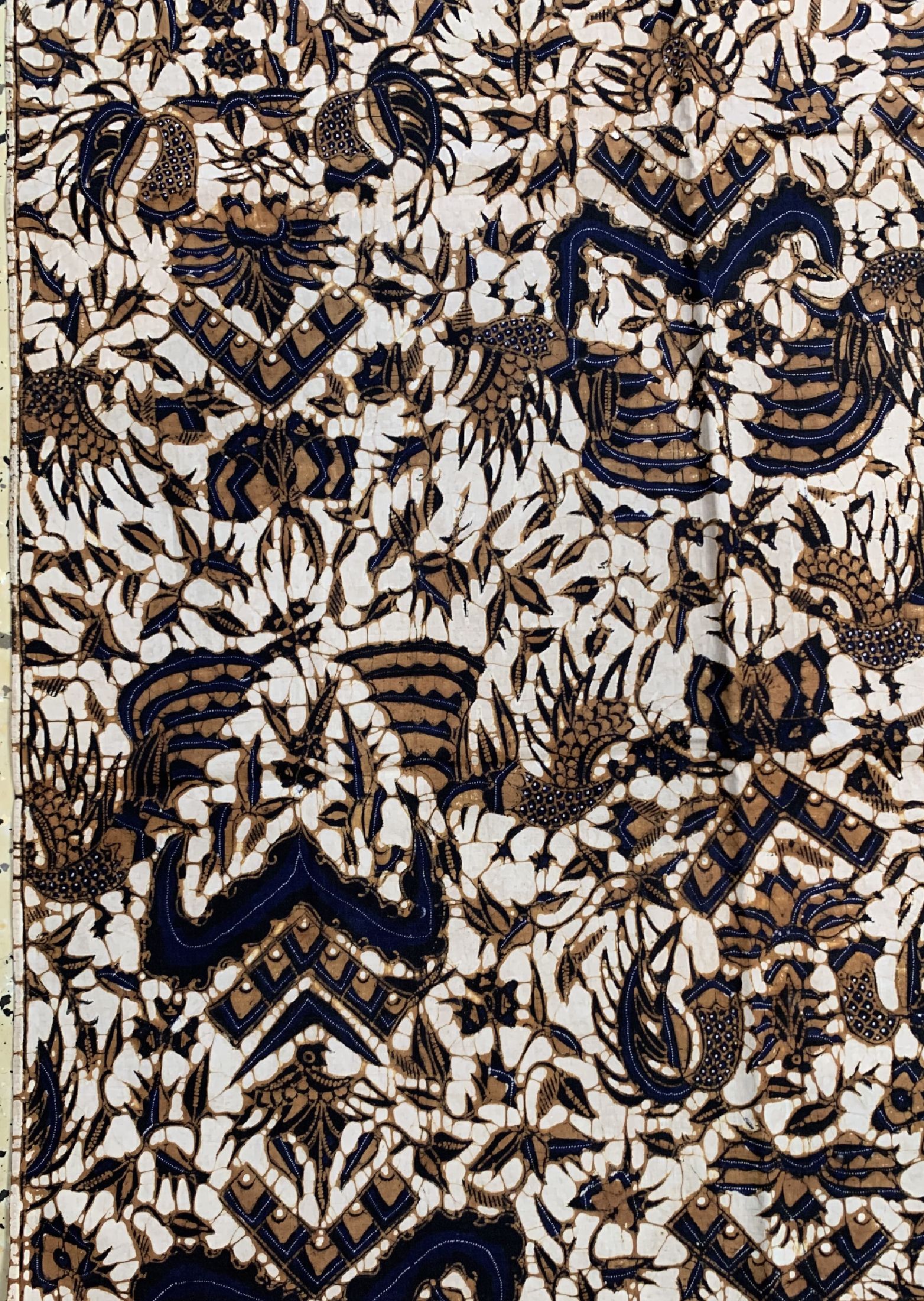 Detail a: Batik, Solo, Java, um 1970, Baumwolle, schöne Batik mit Garuda-Flügeln und Vögeln. EHZ: 1-2, ca. 247 x 107 cm.
