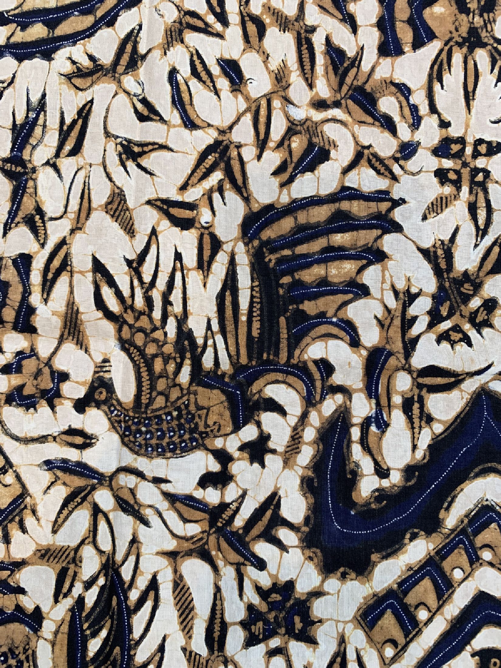 Detail b: Batik, Solo, Java, um 1970, Baumwolle, schöne Batik mit Garuda-Flügeln und Vögeln. EHZ: 1-2, ca. 247 x 107 cm.