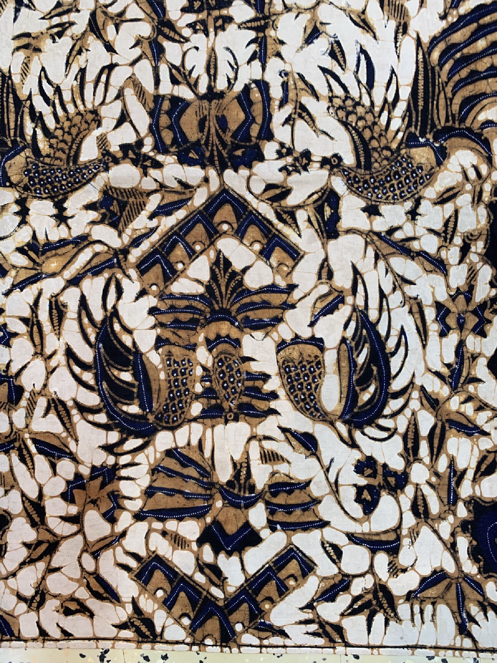 Detail c: Batik, Solo, Java, um 1970, Baumwolle, schöne Batik mit Garuda-Flügeln und Vögeln. EHZ: 1-2, ca. 247 x 107 cm.