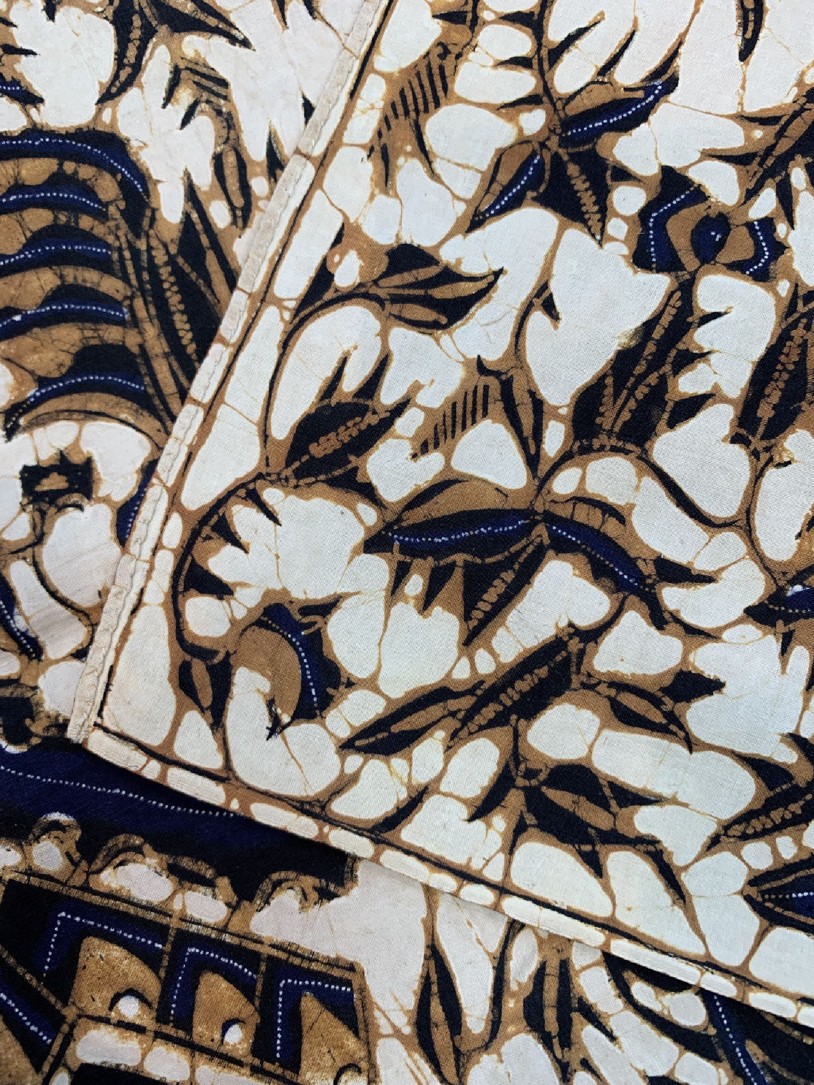 Detail d: Batik, Solo, Java, um 1970, Baumwolle, schöne Batik mit Garuda-Flügeln und Vögeln. EHZ: 1-2, ca. 247 x 107 cm.
