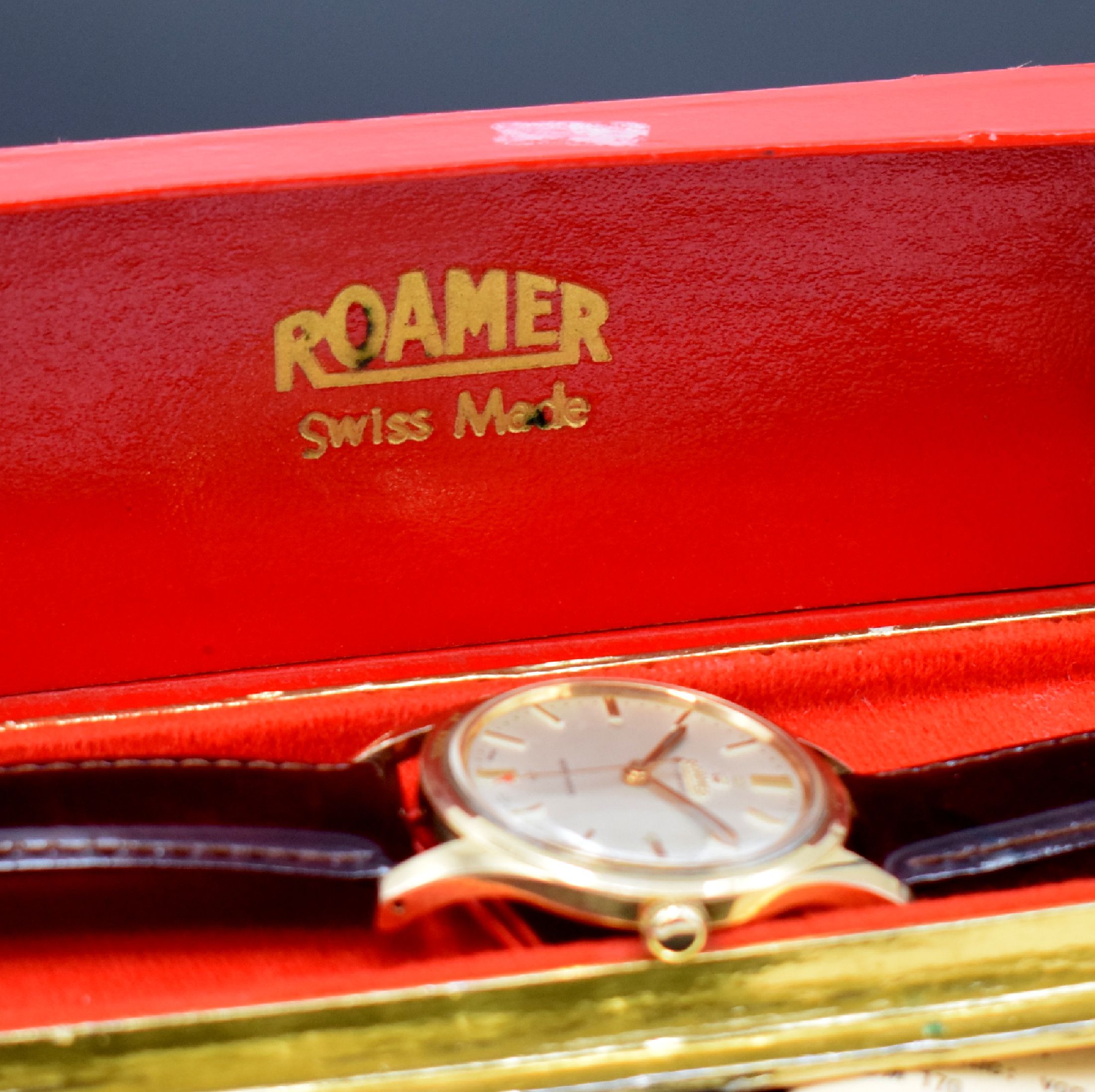 Detail d: ROAMER Herrenarmbanduhr mit original Etui und Verkaufsprospekt, Schweiz um 1960, Patent- Nr. 305 467/305 776, Handaufzug, Monocoque- Geh., Oberteil ...