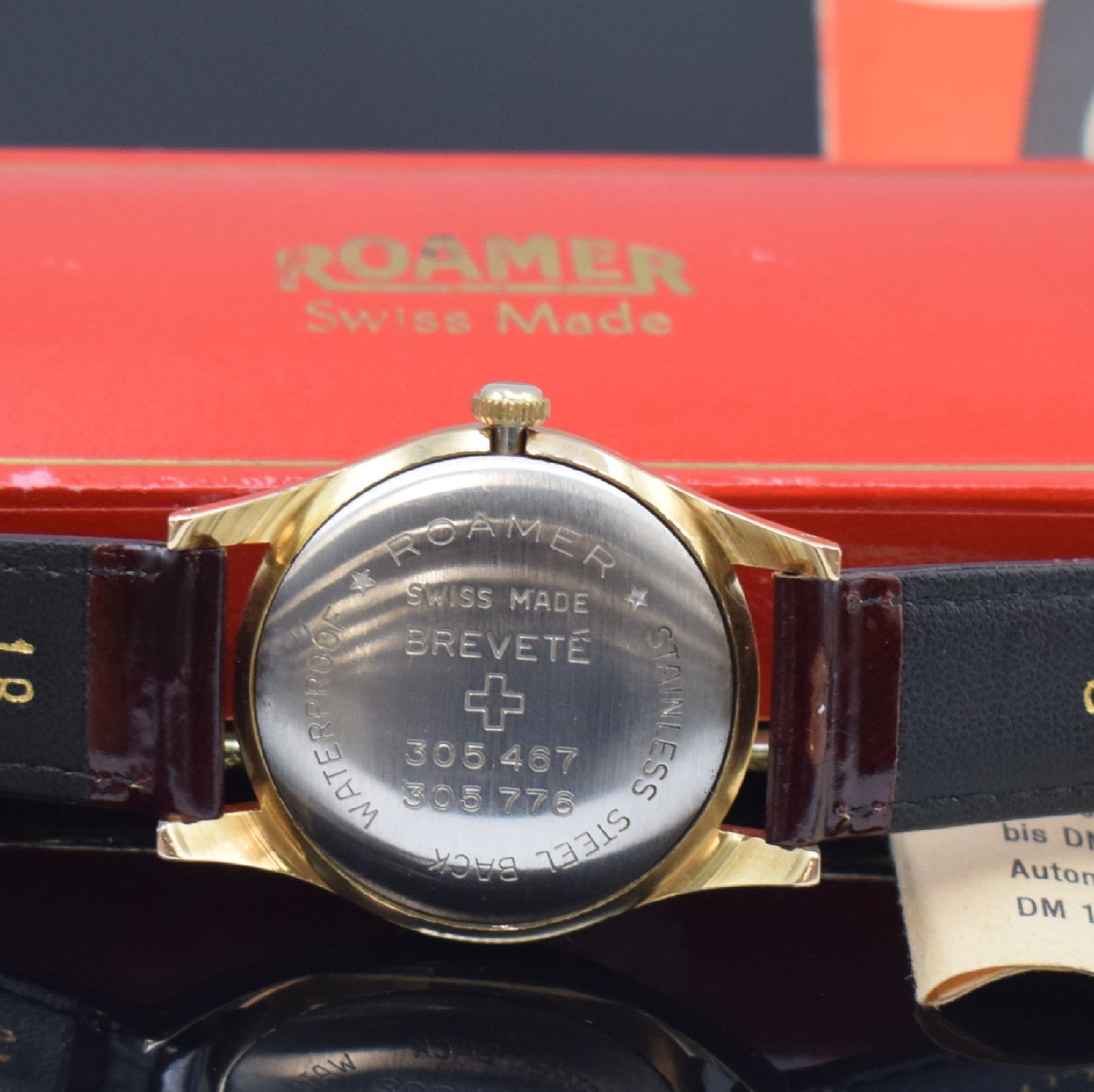 Detail e: ROAMER Herrenarmbanduhr mit original Etui und Verkaufsprospekt, Schweiz um 1960, Patent- Nr. 305 467/305 776, Handaufzug, Monocoque- Geh., Oberteil ...