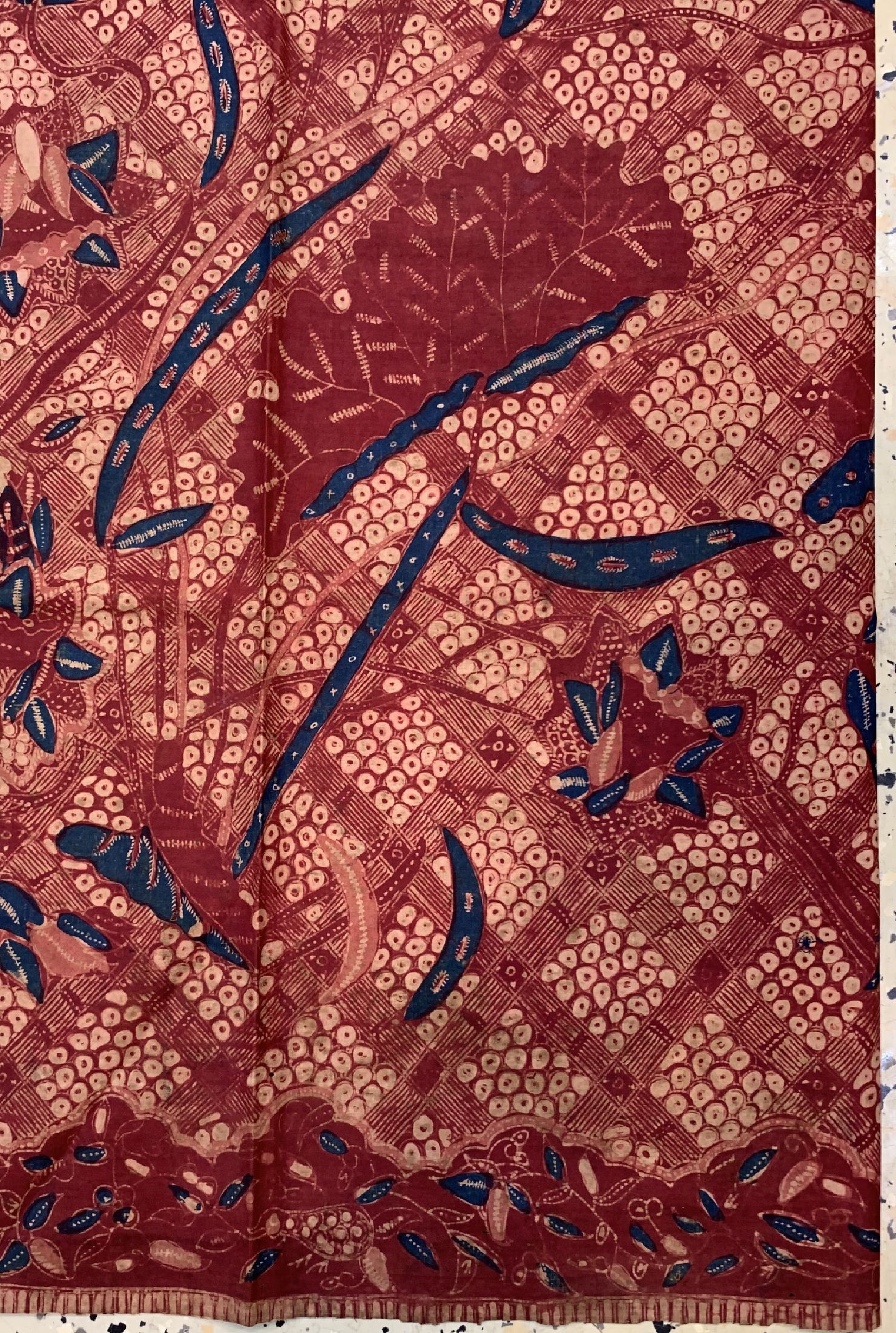 Detail a: Lasem Sarong, Tulis Batik, Java, um 1930, Baumwolle, Lebensbaum Motiv. EHZ: 2 (kleine Löcher), ca. 107 x 107 cm.