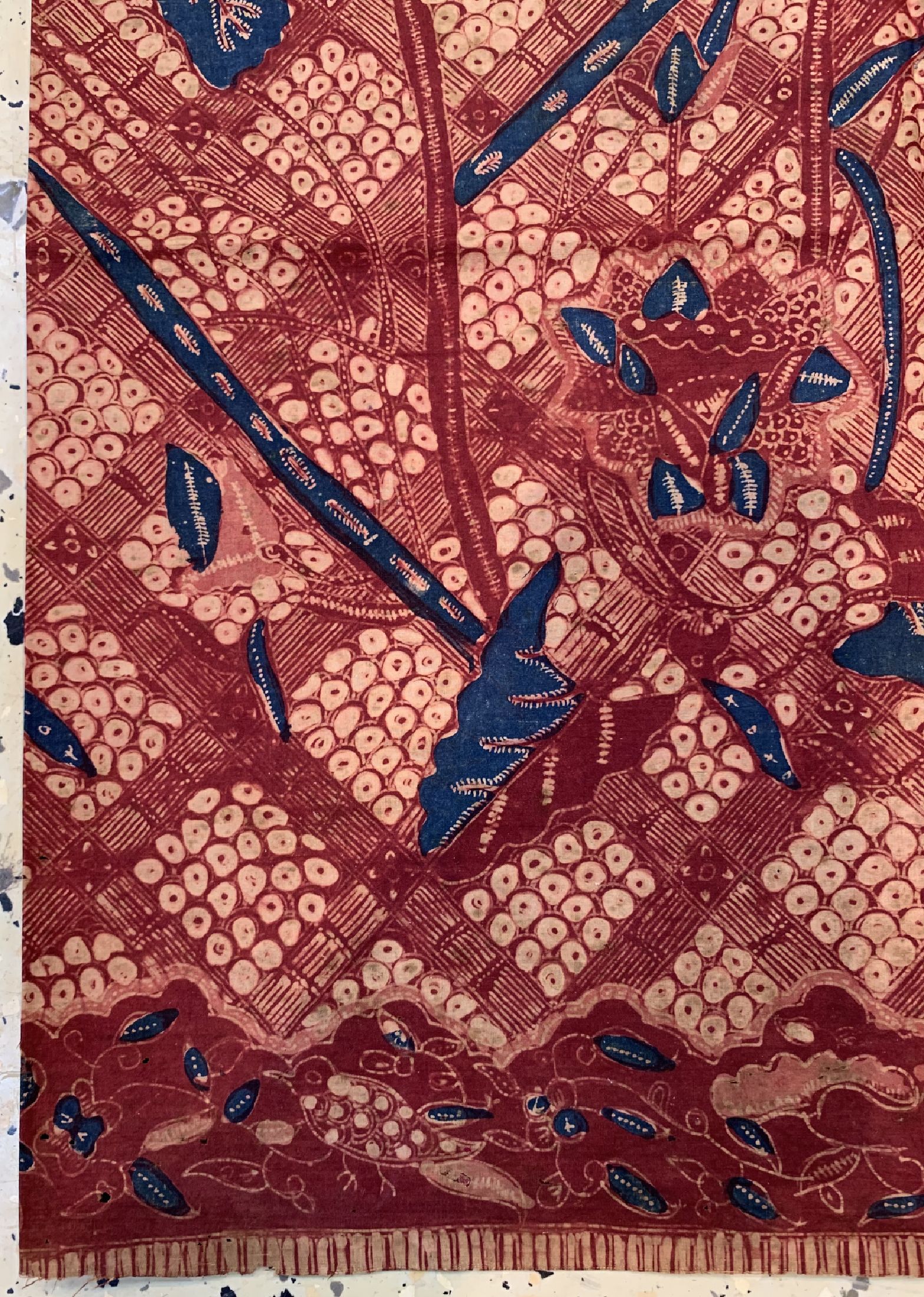 Detail b: Lasem Sarong, Tulis Batik, Java, um 1930, Baumwolle, Lebensbaum Motiv. EHZ: 2 (kleine Löcher), ca. 107 x 107 cm.