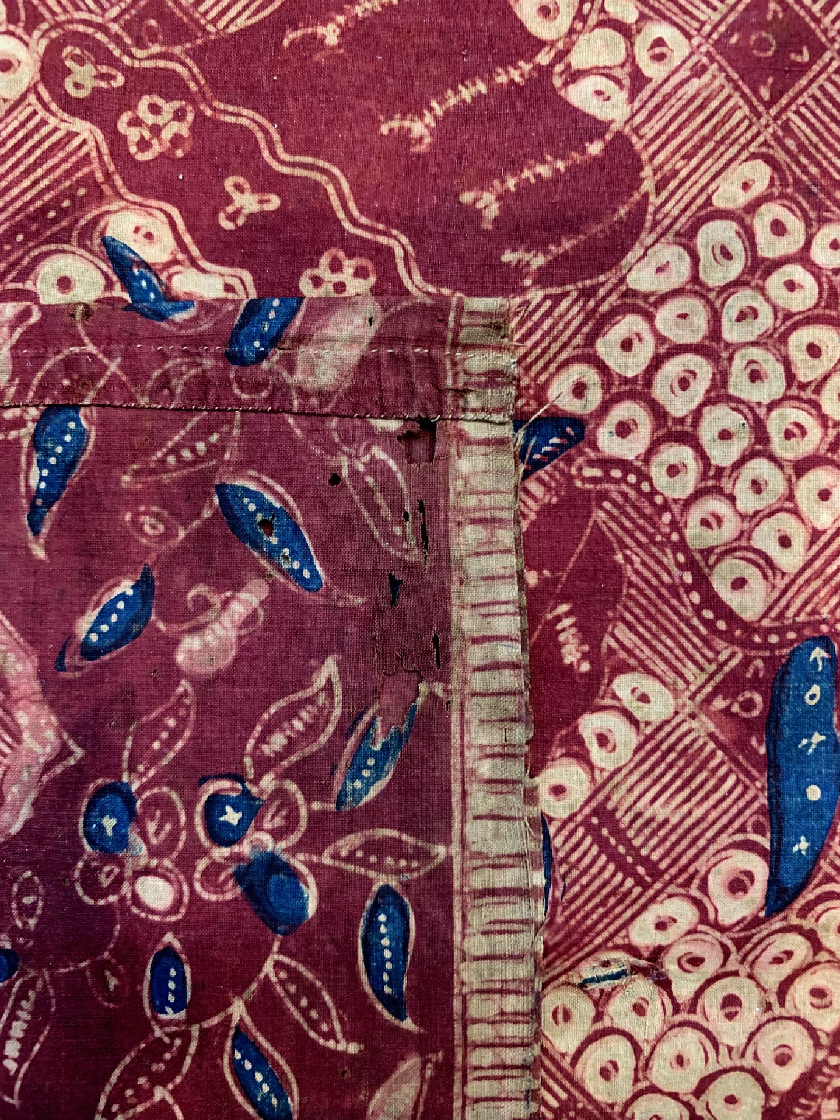 Detail c: Lasem Sarong, Tulis Batik, Java, um 1930, Baumwolle, Lebensbaum Motiv. EHZ: 2 (kleine Löcher), ca. 107 x 107 cm.