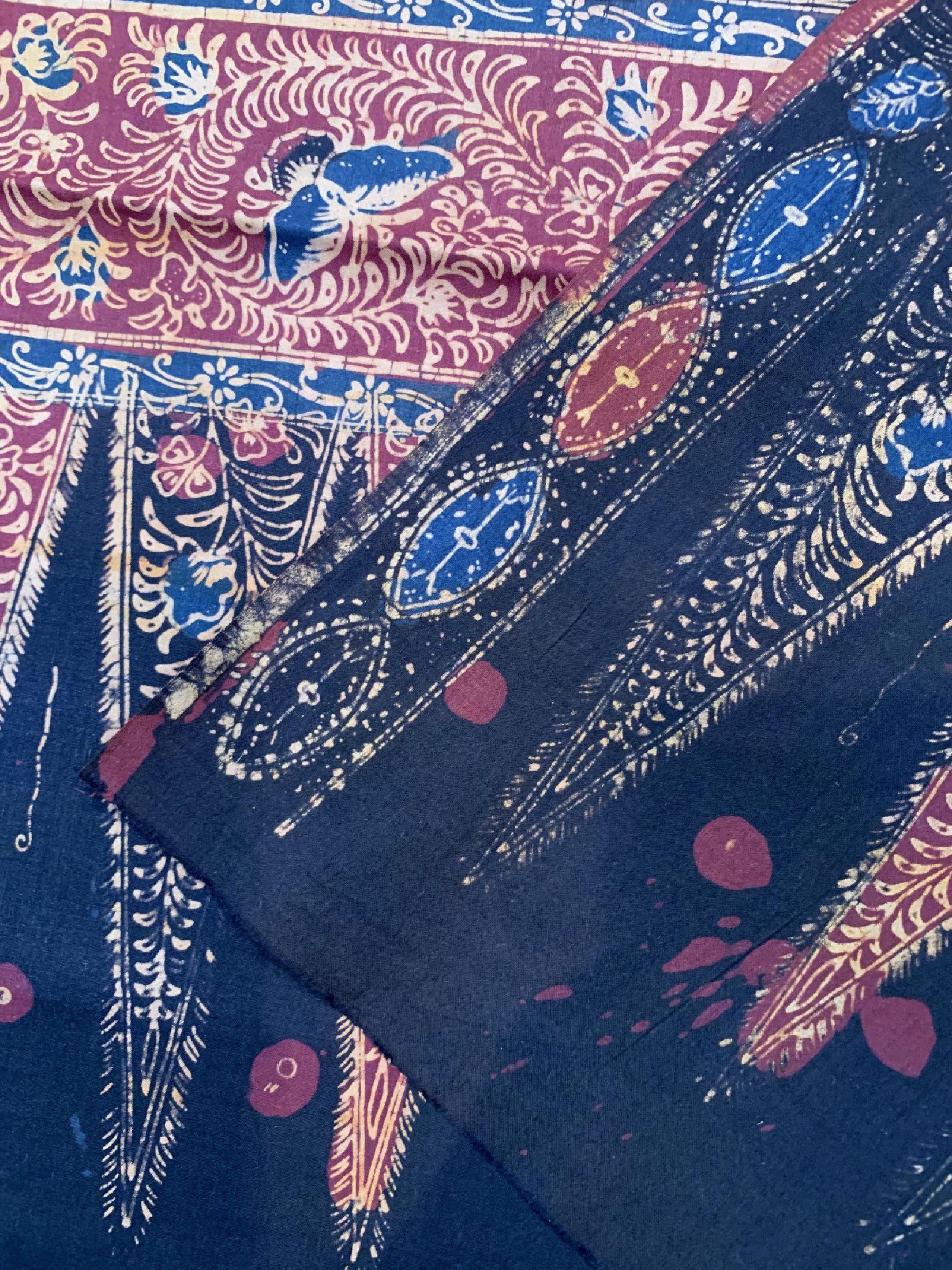 Detail c: Cirebon Batik, Sumatra, um 1960, Baumwolle mit Vögeln und Blumen. EHZ: 1-2, ca. 226 x 103 cm.
