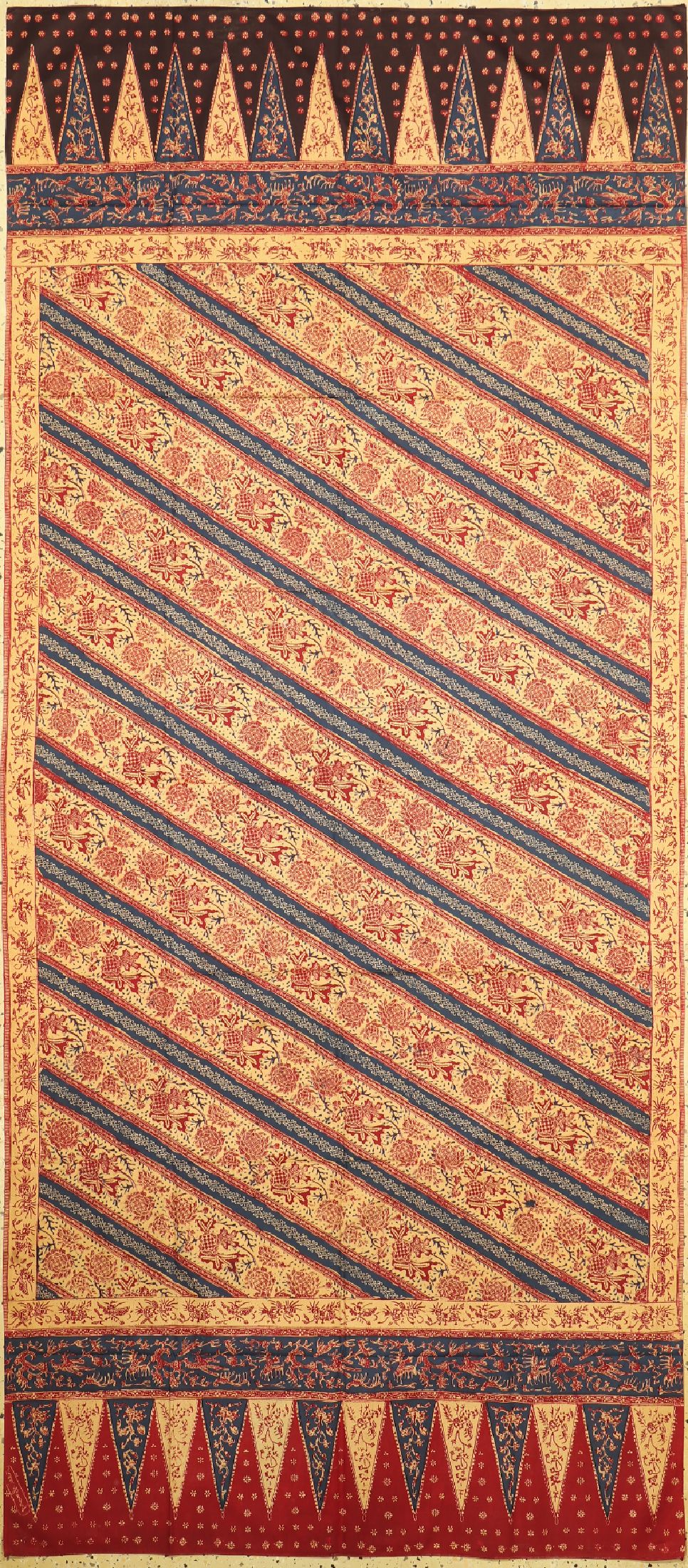 Cirebon Batik, Putri Minang, Java, um 1960,Baumwolle, EHZ: 2, kleine Ausbesserungen.Schöne Batik im Laseman-Stil, ca. 240 x 106 cm.