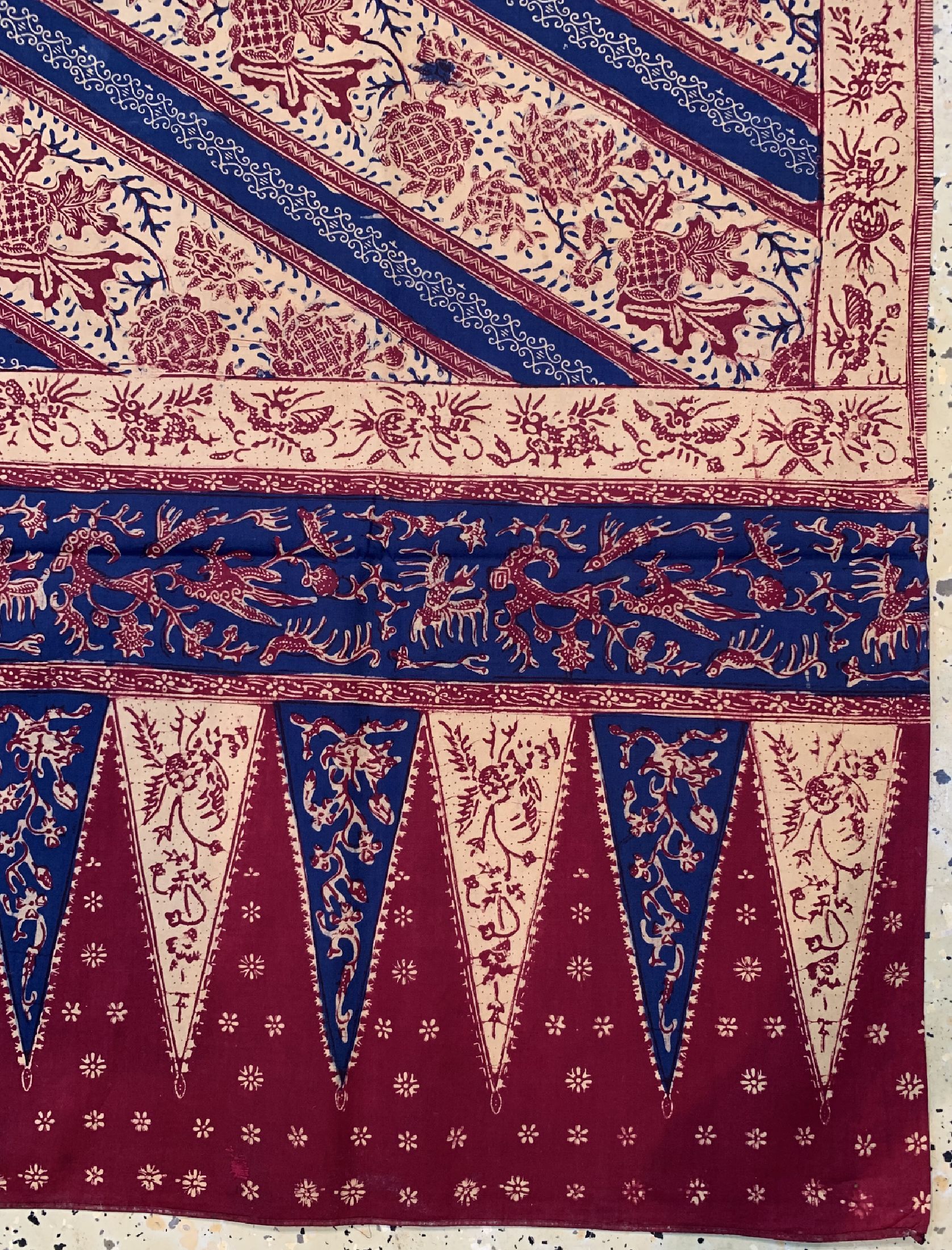 Detail a: Cirebon Batik, Putri Minang, Java, um 1960,Baumwolle, EHZ: 2, kleine Ausbesserungen.Schöne Batik im Laseman-Stil, ca. 240 x 106 cm.