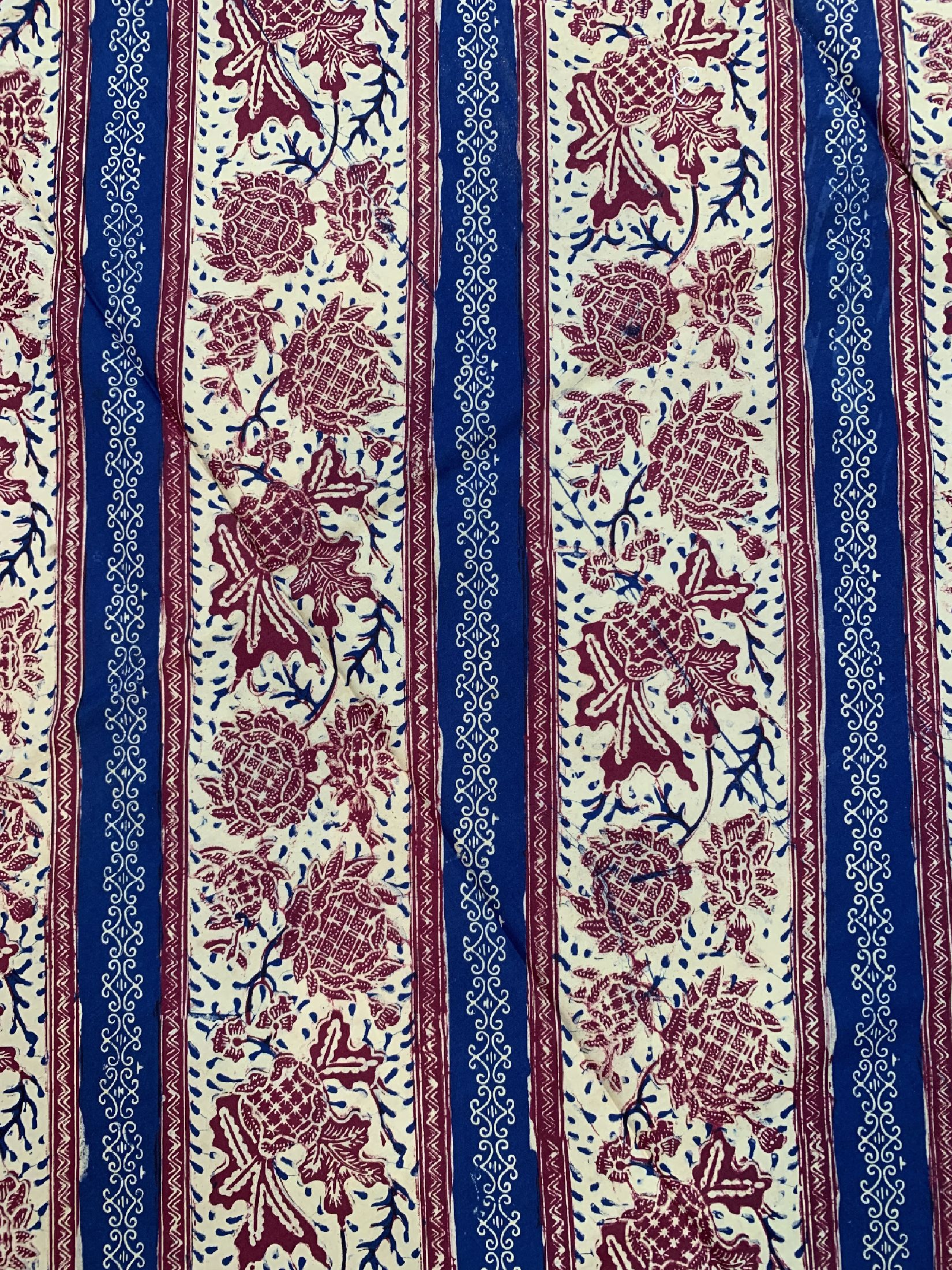 Detail b: Cirebon Batik, Putri Minang, Java, um 1960,Baumwolle, EHZ: 2, kleine Ausbesserungen.Schöne Batik im Laseman-Stil, ca. 240 x 106 cm.