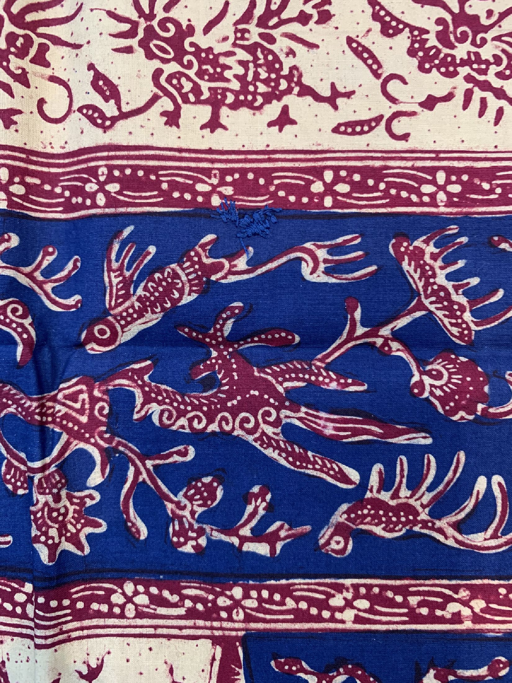 Detail c: Cirebon Batik, Putri Minang, Java, um 1960,Baumwolle, EHZ: 2, kleine Ausbesserungen.Schöne Batik im Laseman-Stil, ca. 240 x 106 cm.