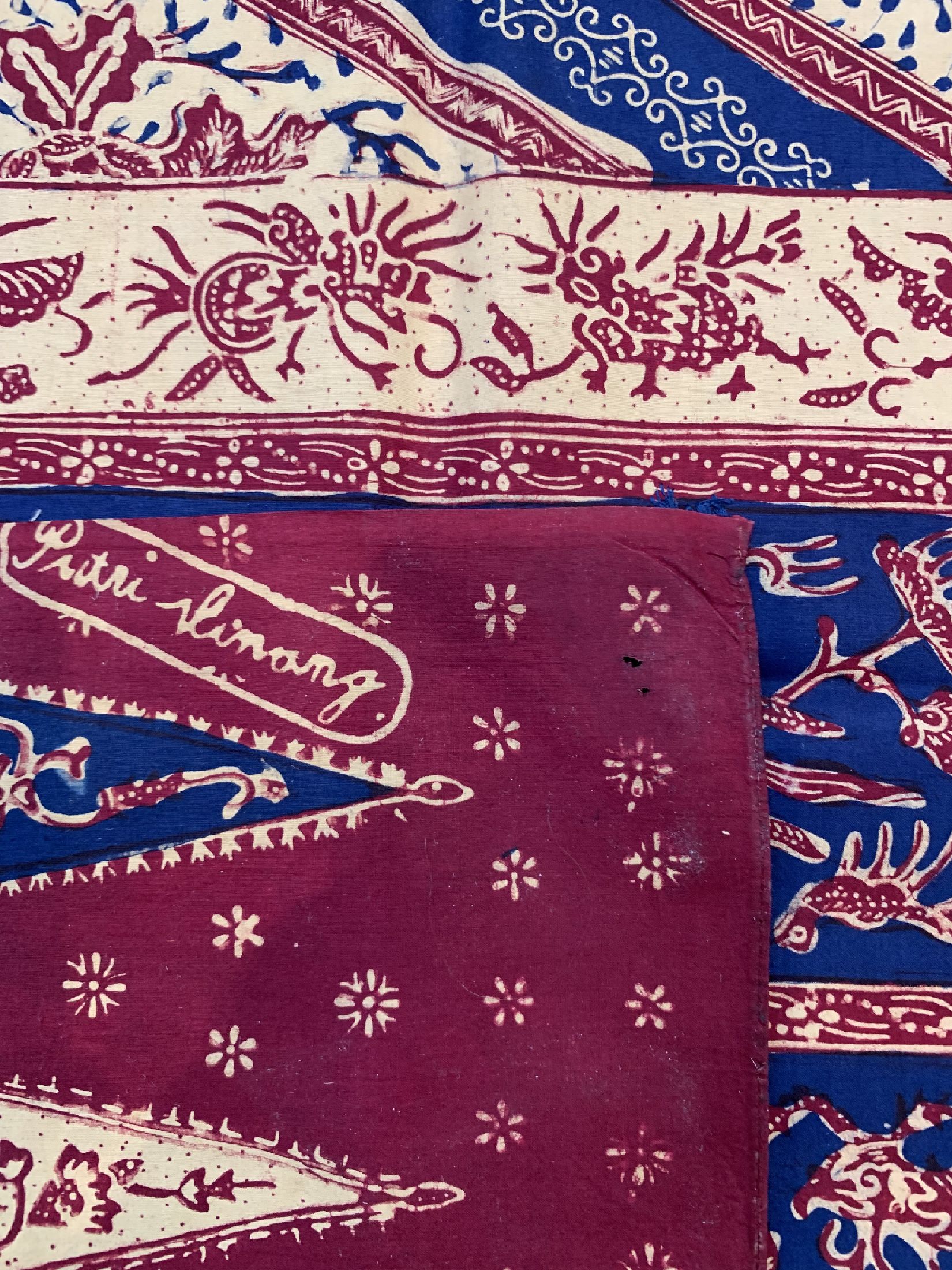 Detail d: Cirebon Batik, Putri Minang, Java, um 1960,Baumwolle, EHZ: 2, kleine Ausbesserungen.Schöne Batik im Laseman-Stil, ca. 240 x 106 cm.