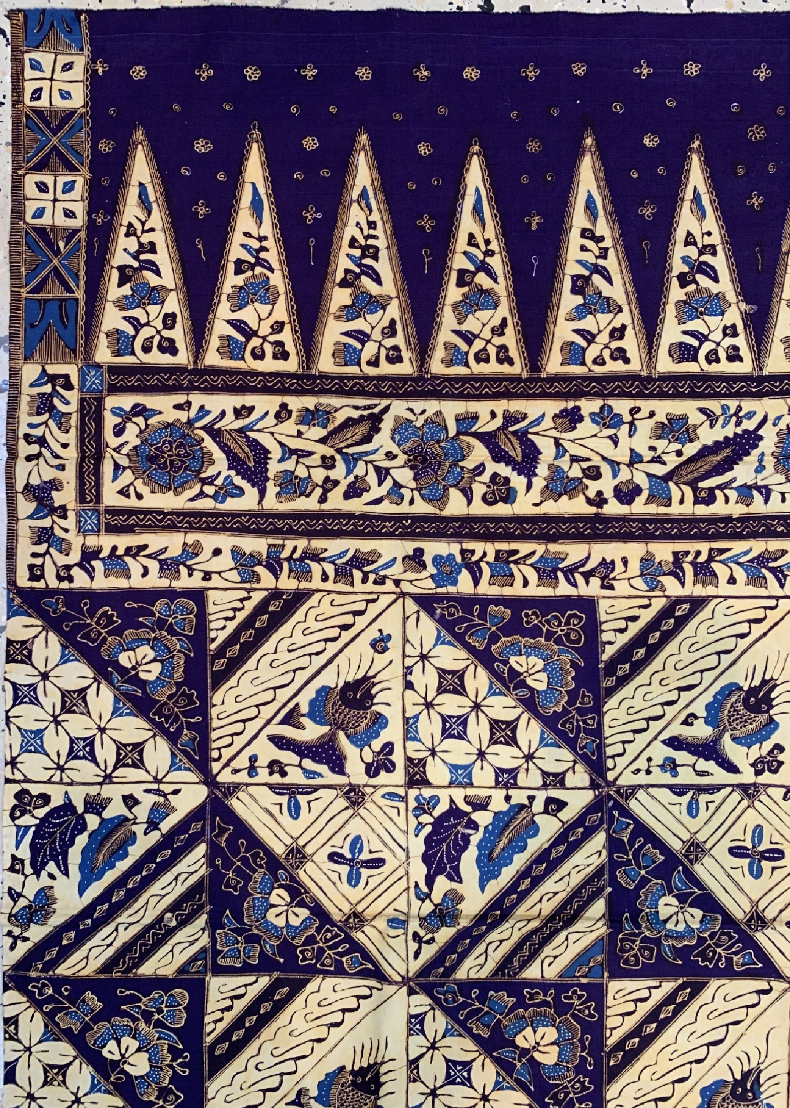Detail a: Cirebon Kain Panjang Batik, Tulis, Java, um1970, Baumwolle, Kachelmuster, EHZ 1-2, ca. 235 x 105 cm.