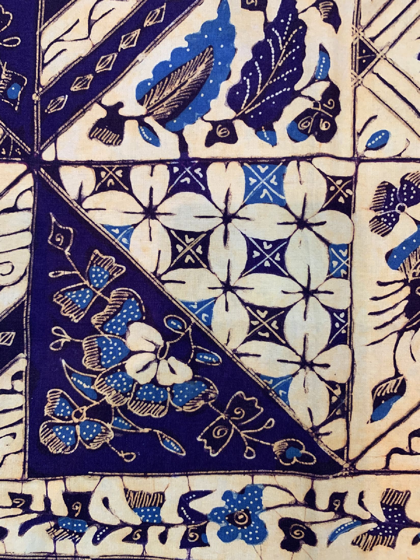 Detail c: Cirebon Kain Panjang Batik, Tulis, Java, um1970, Baumwolle, Kachelmuster, EHZ 1-2, ca. 235 x 105 cm.