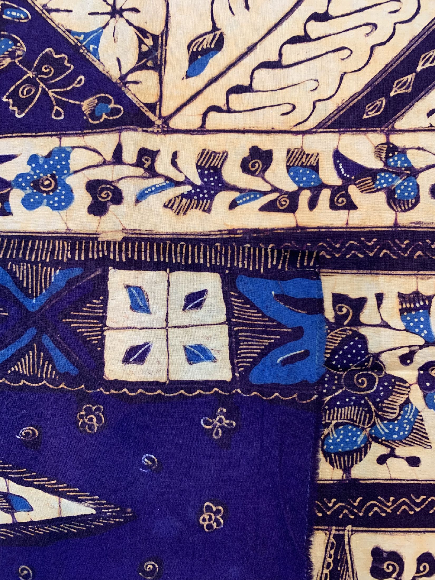 Detail d: Cirebon Kain Panjang Batik, Tulis, Java, um1970, Baumwolle, Kachelmuster, EHZ 1-2, ca. 235 x 105 cm.