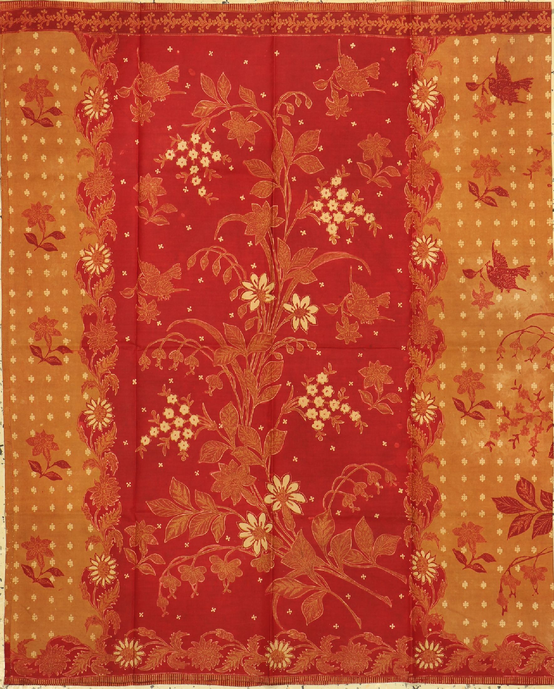 Batik Sarung Songan Tumpal Merah, Pekalongan (Java), um 1960, Baumwolle, leicht verblasst, EHZ: 2(paar geflickte Löcher), ca. 110 x 90 cm.
