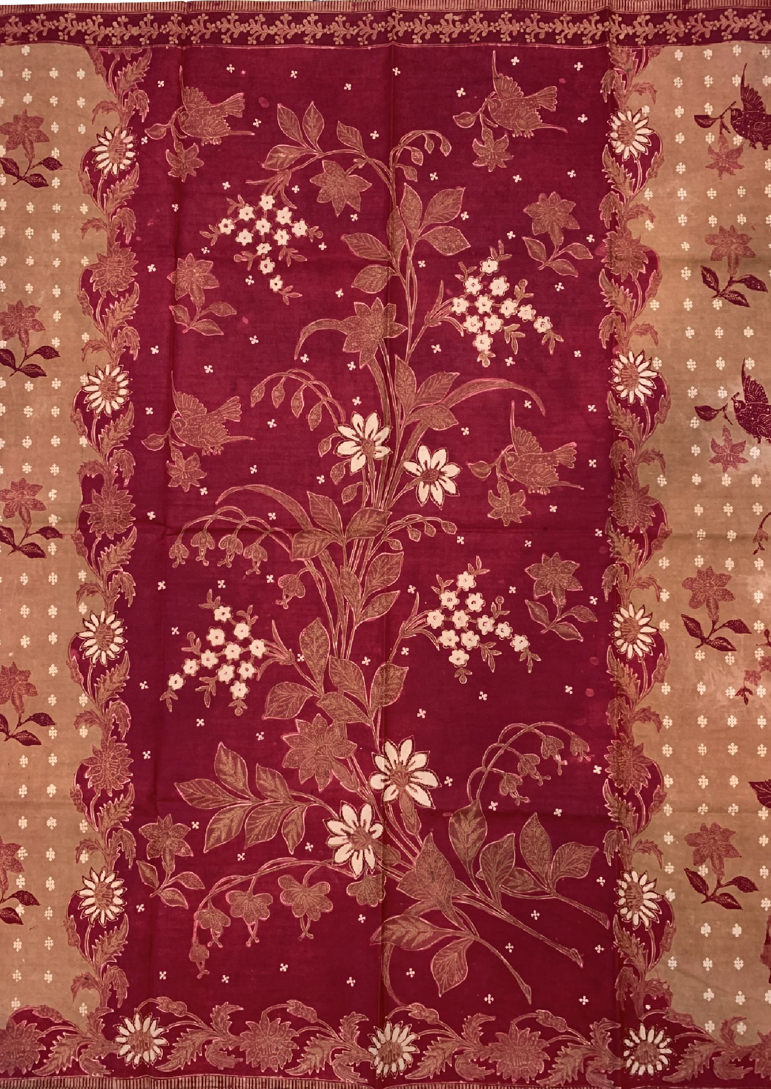 Detail a: Batik Sarung Songan Tumpal Merah, Pekalongan (Java), um 1960, Baumwolle, leicht verblasst, EHZ: 2(paar geflickte Löcher), ca. 110 x 90 cm.