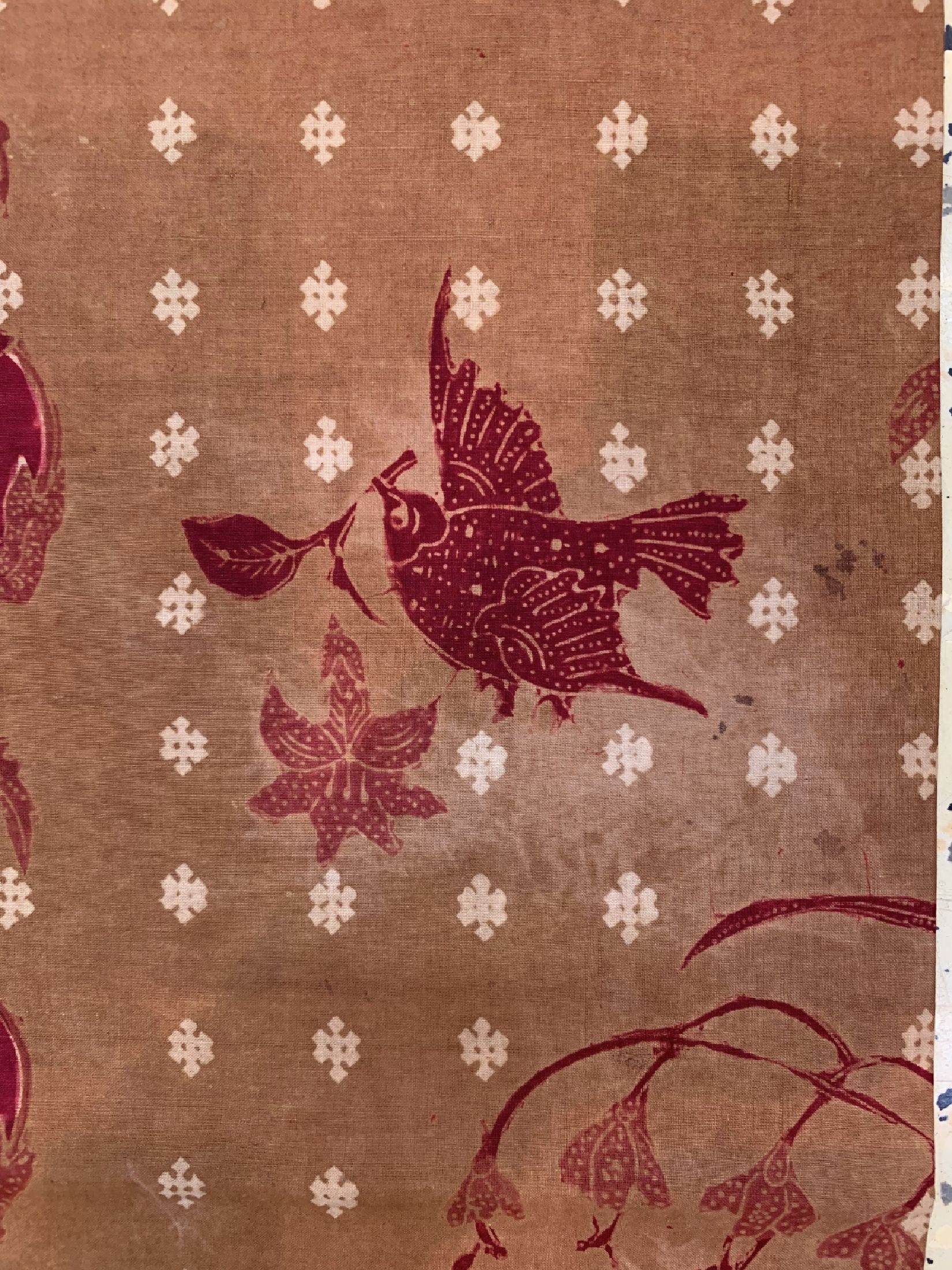Detail b: Batik Sarung Songan Tumpal Merah, Pekalongan (Java), um 1960, Baumwolle, leicht verblasst, EHZ: 2(paar geflickte Löcher), ca. 110 x 90 cm.