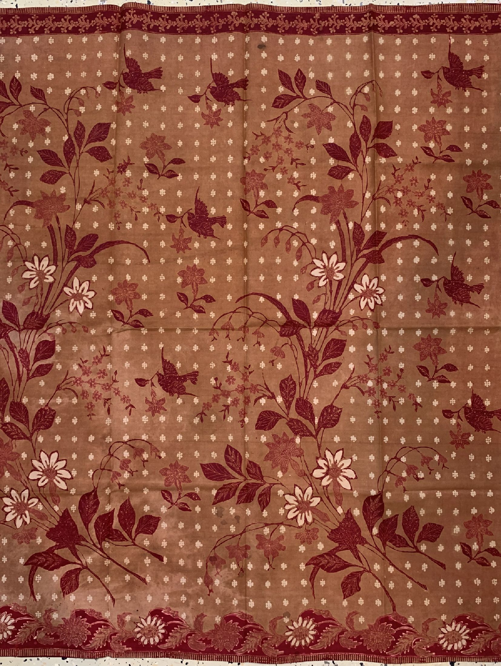 Detail c: Batik Sarung Songan Tumpal Merah, Pekalongan (Java), um 1960, Baumwolle, leicht verblasst, EHZ: 2(paar geflickte Löcher), ca. 110 x 90 cm.