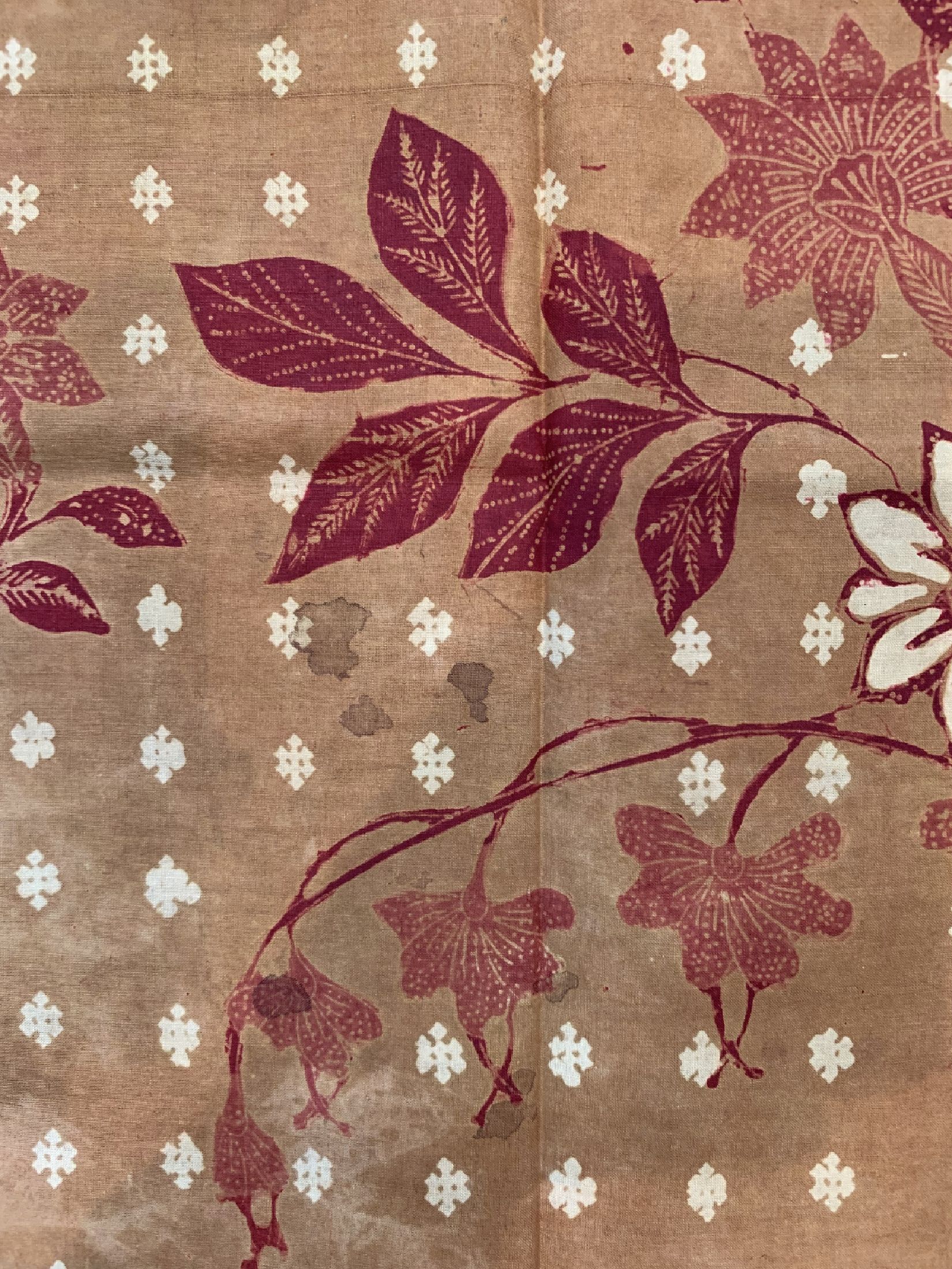 Detail d: Batik Sarung Songan Tumpal Merah, Pekalongan (Java), um 1960, Baumwolle, leicht verblasst, EHZ: 2(paar geflickte Löcher), ca. 110 x 90 cm.