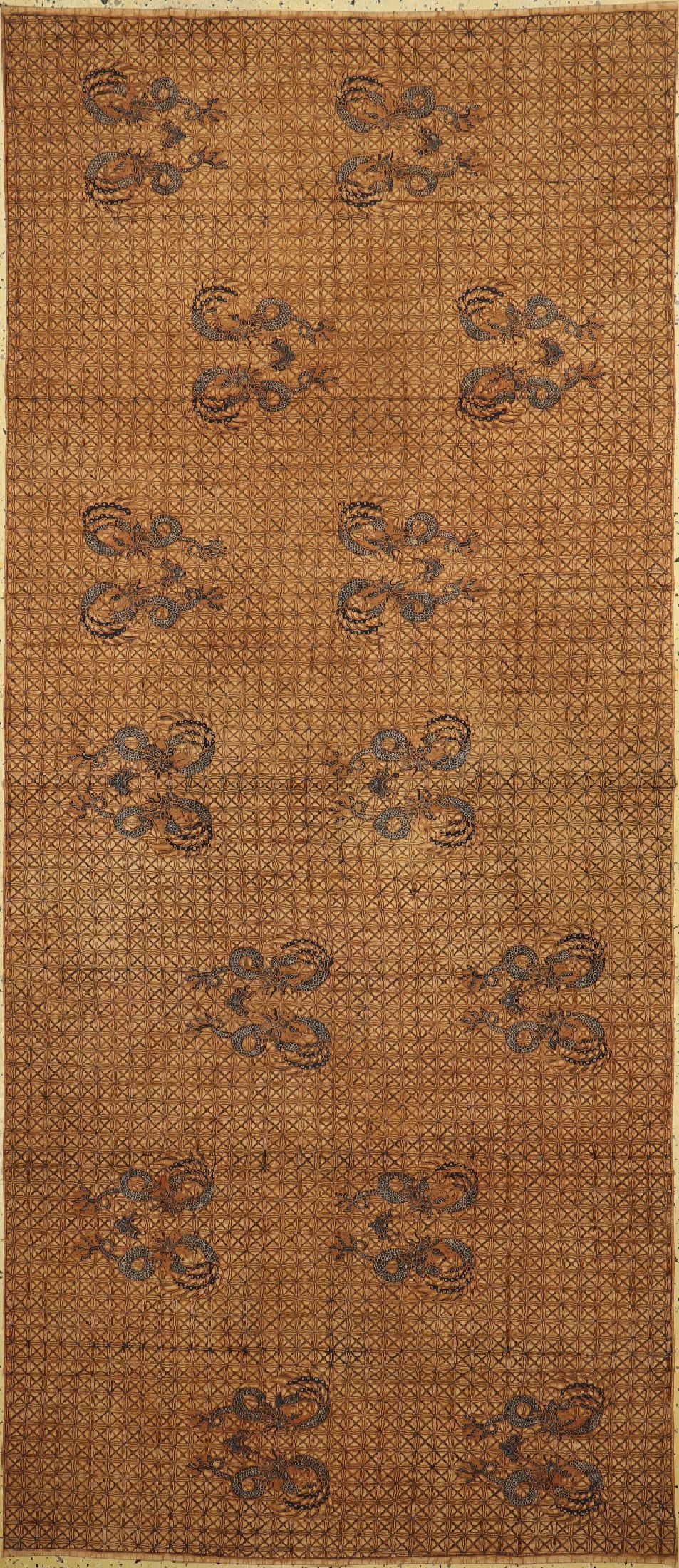 Sogan Solo Tulis, Batik, Java, um 1970, Baumwolle, Adaption eines königlichen Motivs mit sich gegenüberstehendem Drachenpaar, EHZ: 1-2, ca. 242 x ...
