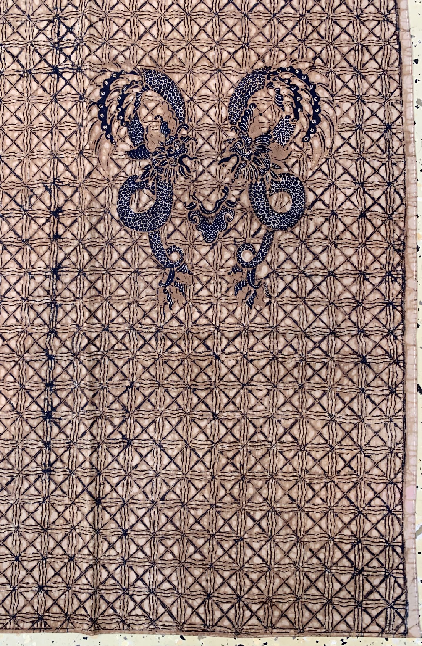 Detail a: Sogan Solo Tulis, Batik, Java, um 1970, Baumwolle, Adaption eines königlichen Motivs mit sich gegenüberstehendem Drachenpaar, EHZ: 1-2, ca. 242 x ...
