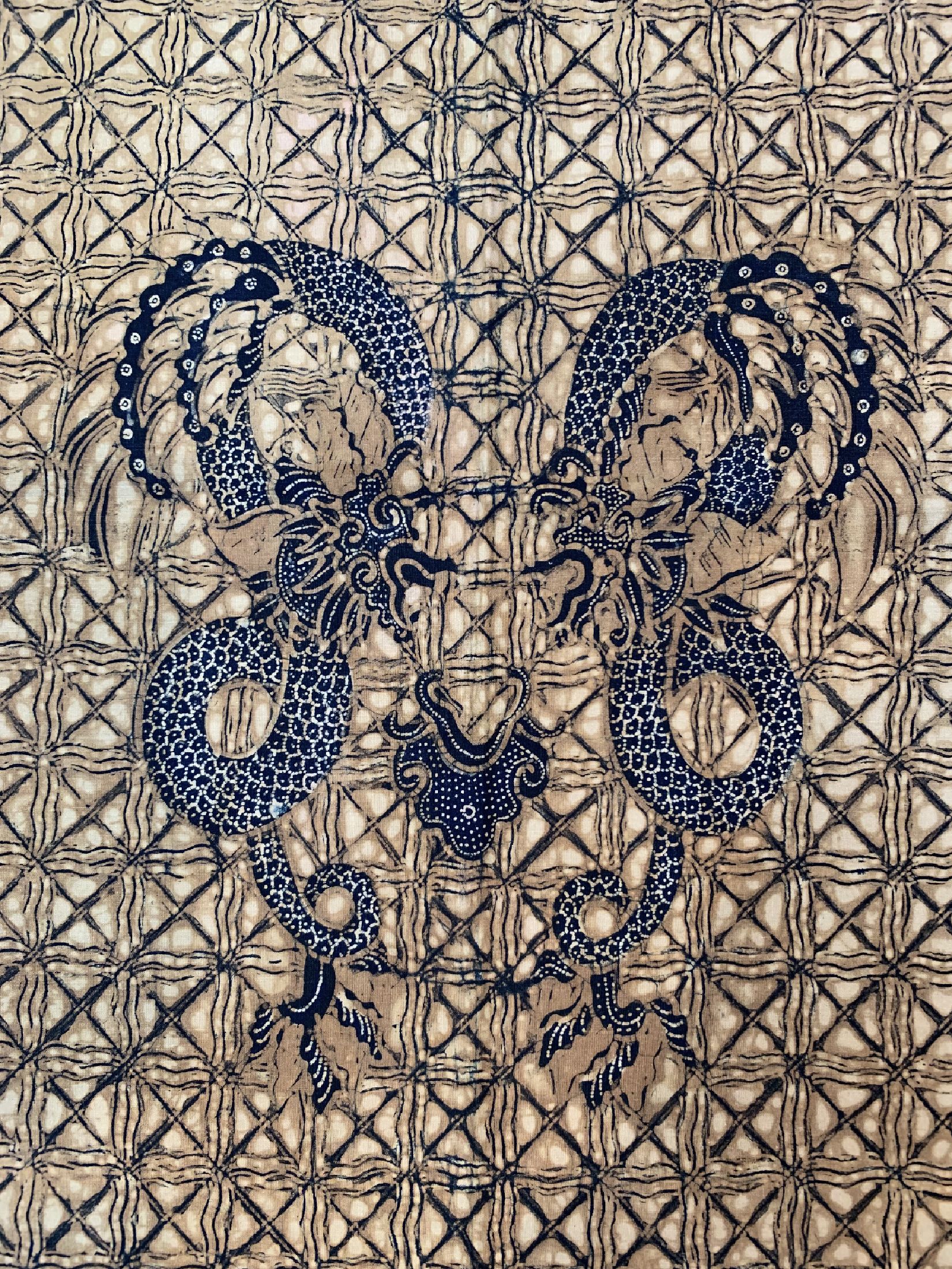 Detail b: Sogan Solo Tulis, Batik, Java, um 1970, Baumwolle, Adaption eines königlichen Motivs mit sich gegenüberstehendem Drachenpaar, EHZ: 1-2, ca. 242 x ...