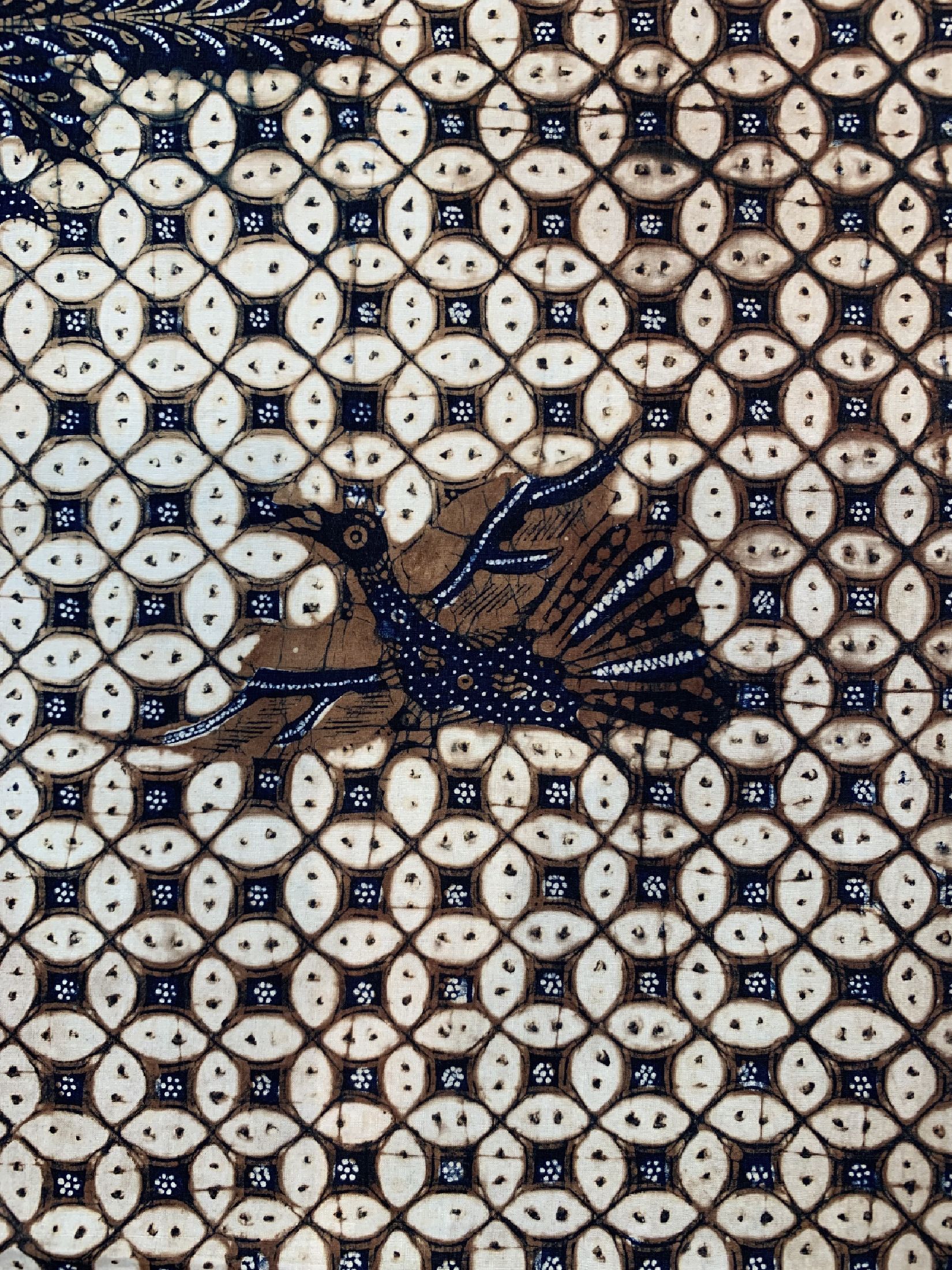 Detail b: Yogya Kain Panjang Batik, Tulis, Java, um 1950, Baumwolle, EHZ: 1-2, leicht verblasst, ca. 274 x 107 cm.